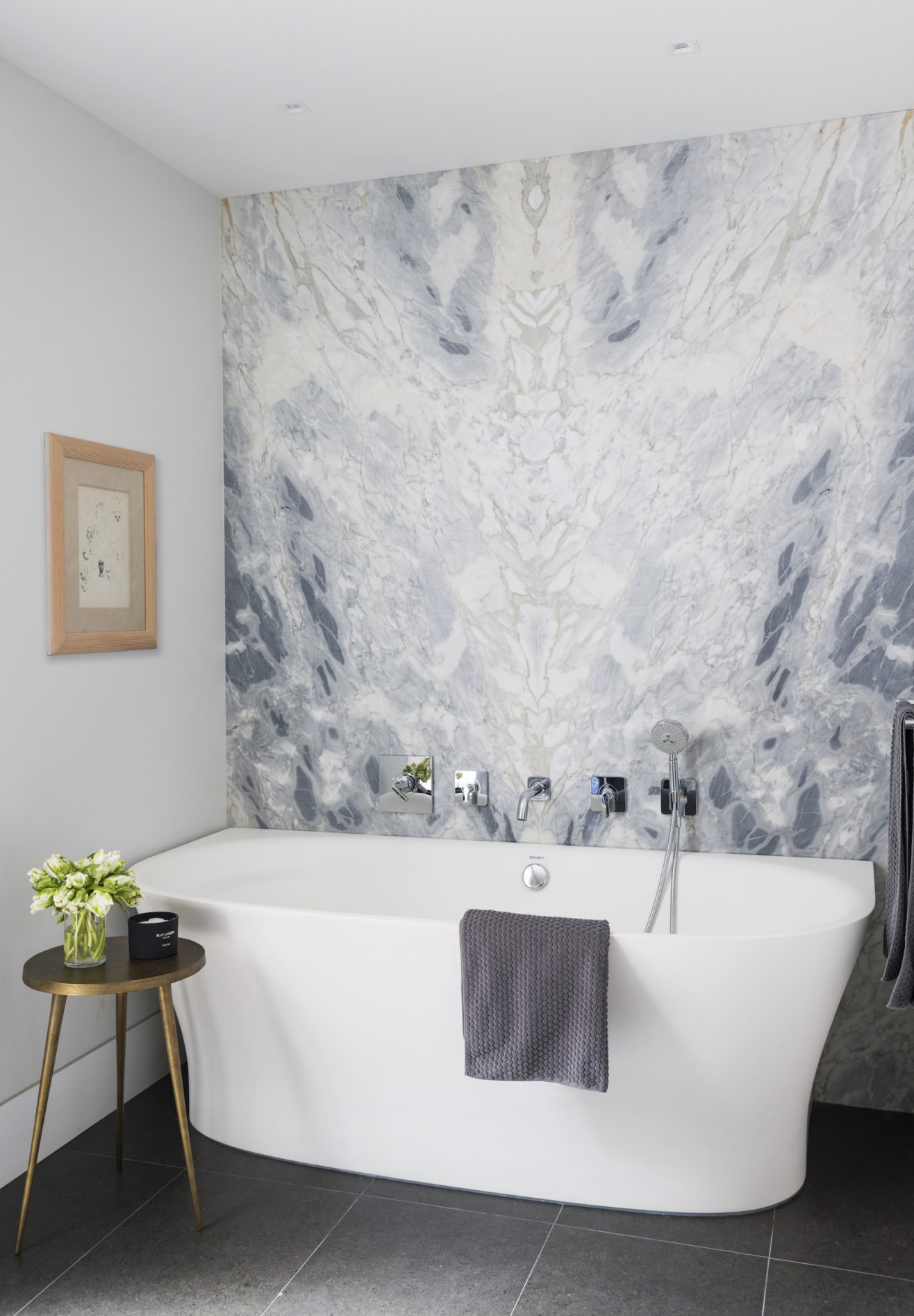 Интерьер с обложки квартира по проекту Кирилла Истомина. Главная ванная. Стена облицована мрамором.