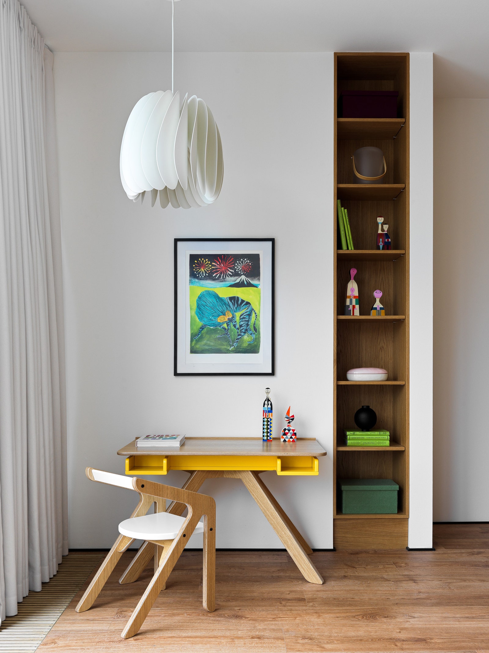 Квартира в Тюмени 200 м². Зона arts craftsзанятий. Стол и стул Moonk деревянные фигурки Vitra подвесной светильник Ikea...