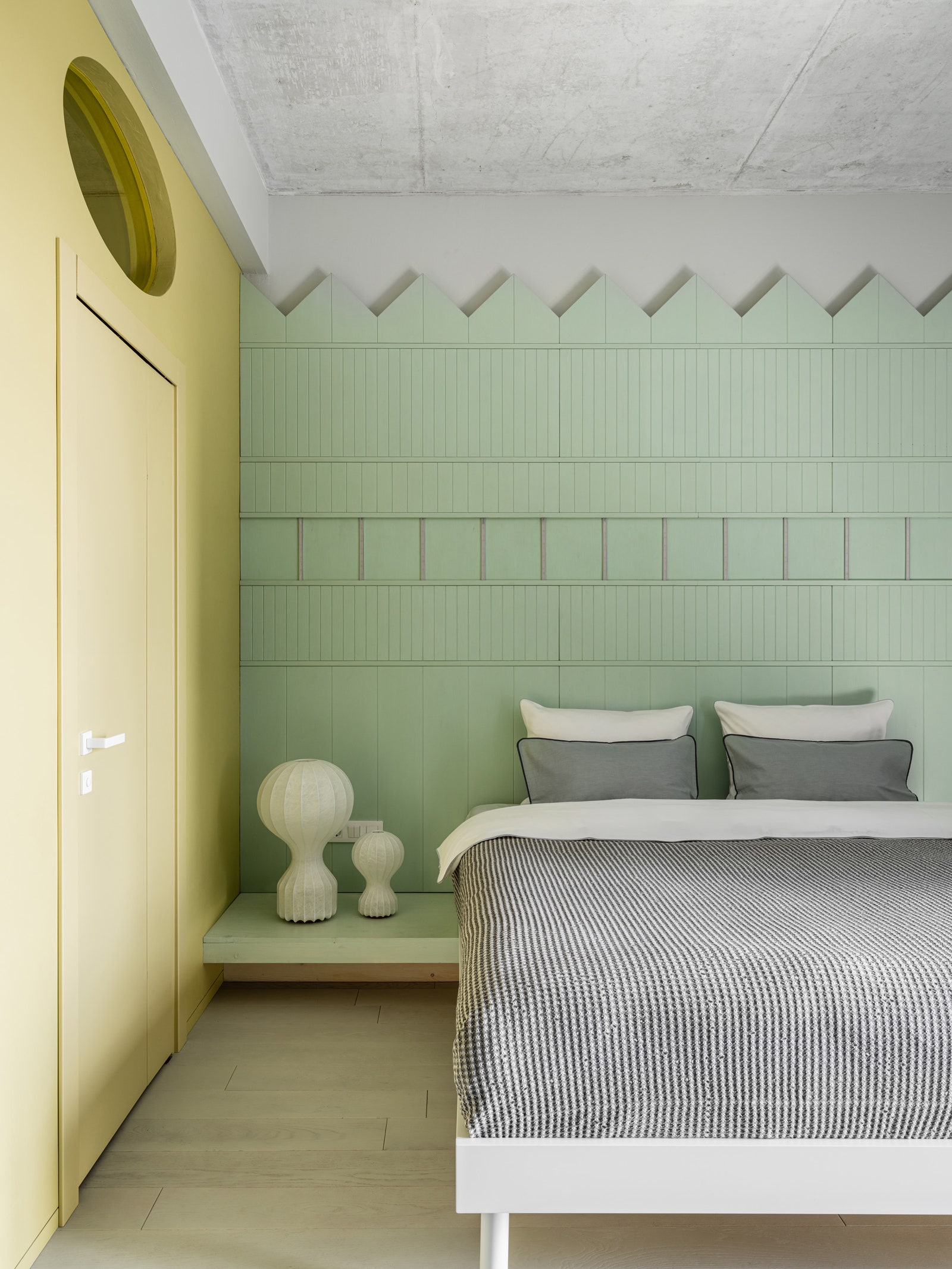 Серая квартира с яркими акцентами по проекту Le Atelier. Изголовье в спальне сделано по дизайну авторов проекта из...