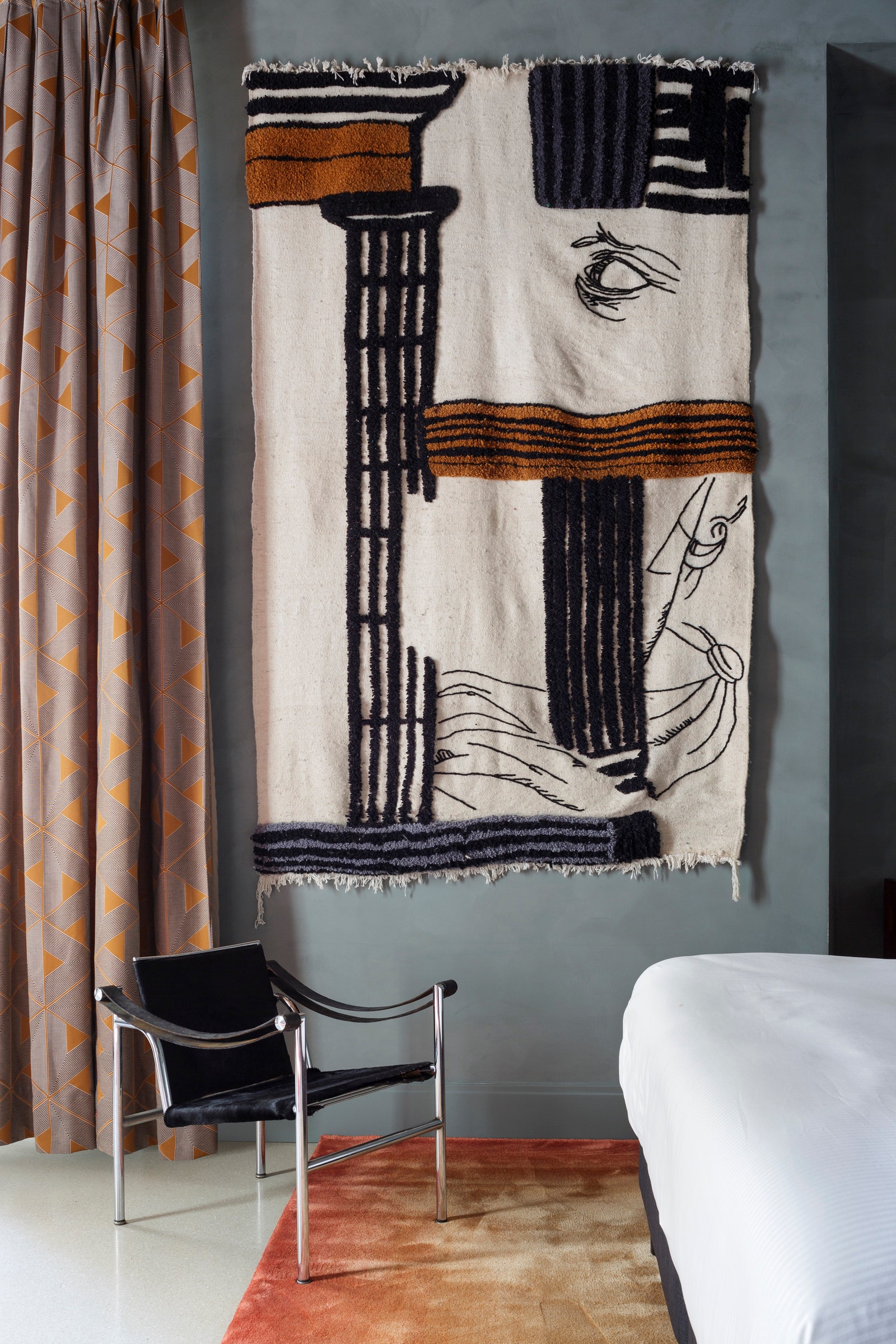 Спальня в номере 103 Volterra. Кресло Cassina на стене панно художника Халиля Минки шторы Casamance ковер Ferreira de S.