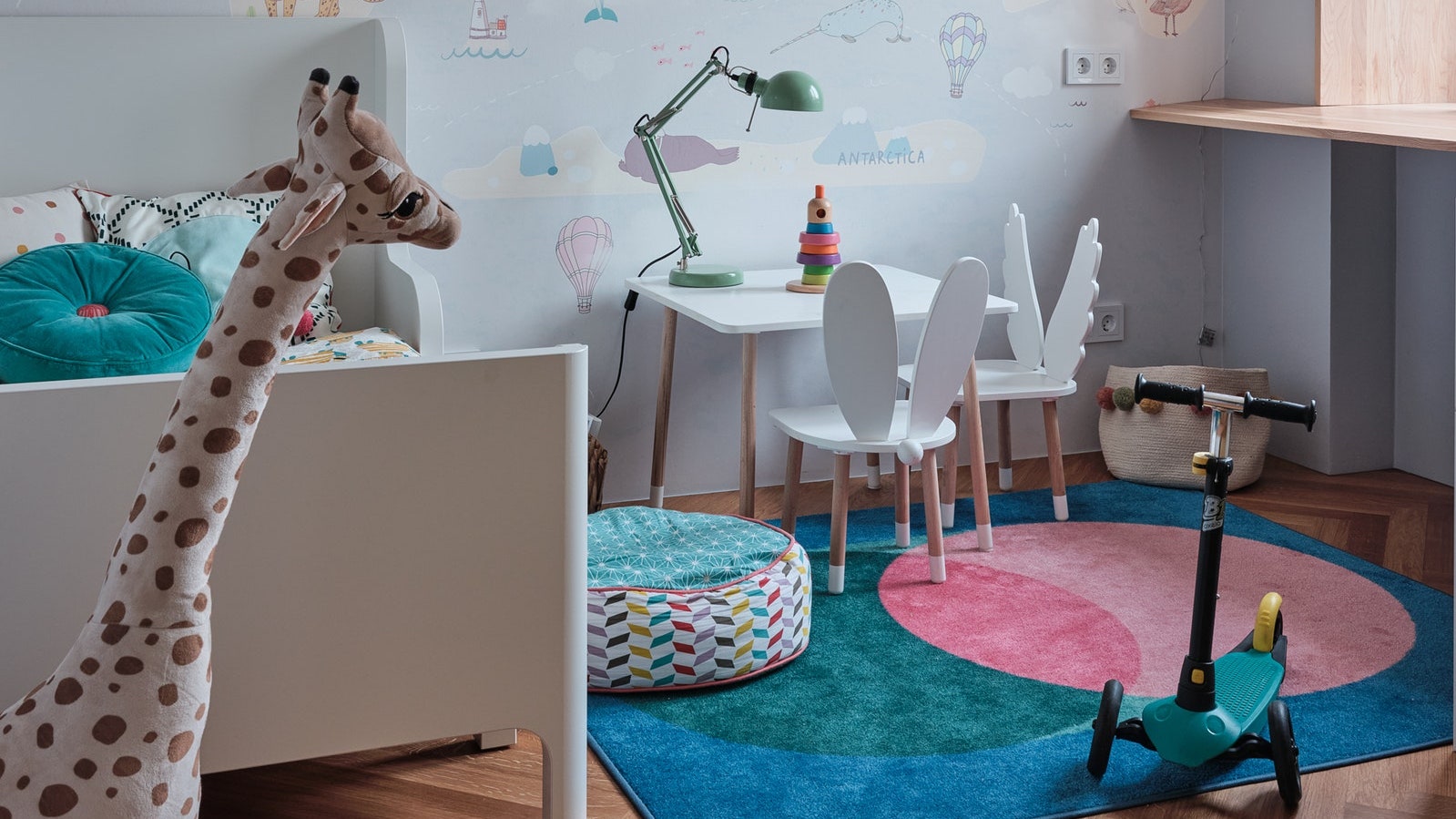 Проект студии Chi Design. Вид из гостиной на кухню. Кухня IKEA основание для стеллажа “Плассио” диван Gliver стулья и...