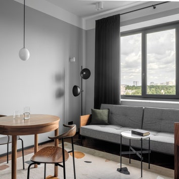 Лаконичная квар­ти­ра в ново­стройке 41 м². Гостиная. Диван Innovation Living торшер Handvärk.