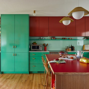 Цветная кухня в модернистском доме в Миннеаполисе