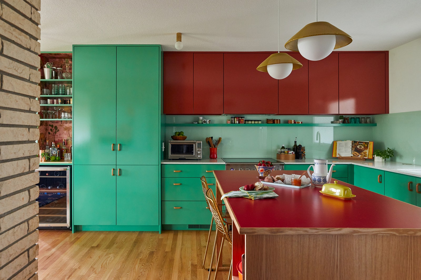 Цветная кухня в модернистском доме в Миннеаполисе