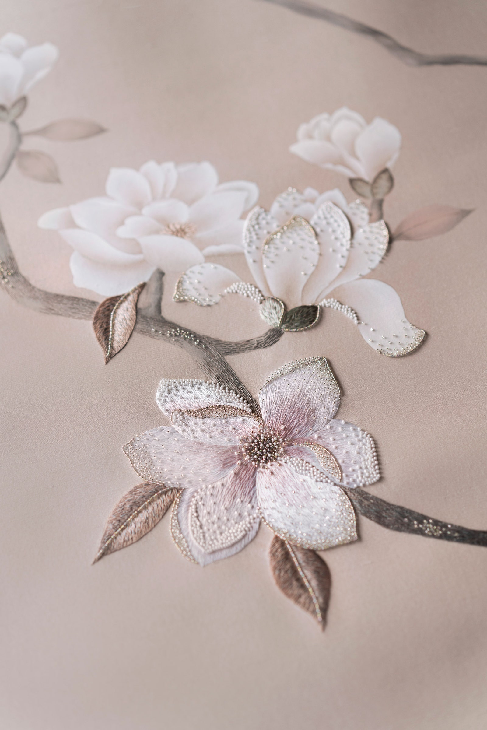 Обои с ручной росписью дизайн Magnolia Canopy с вышивкой de Gournay.
