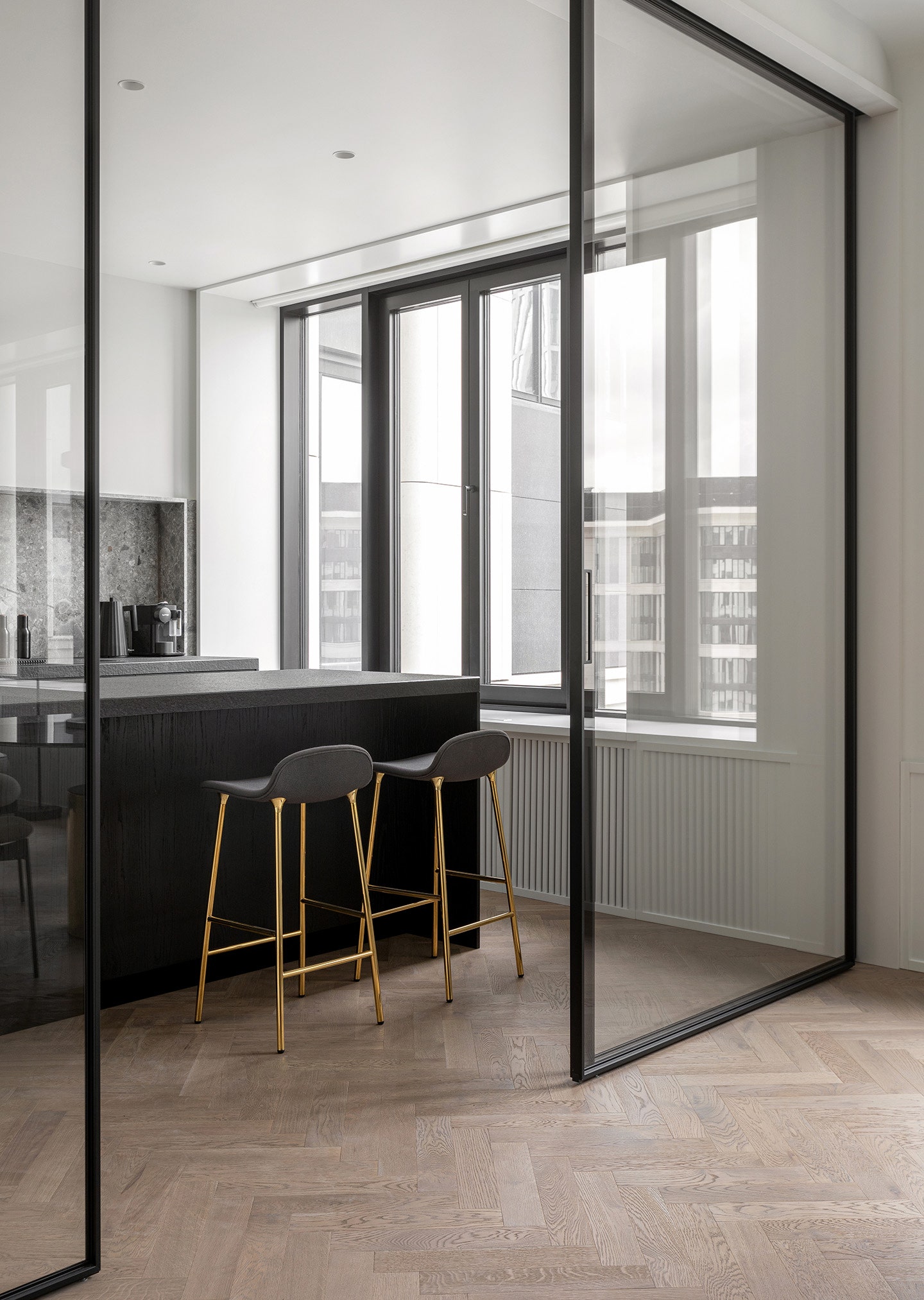 Вид столовой на зону кухни. Барные стулья  Normanncopenhagen Form Barstool