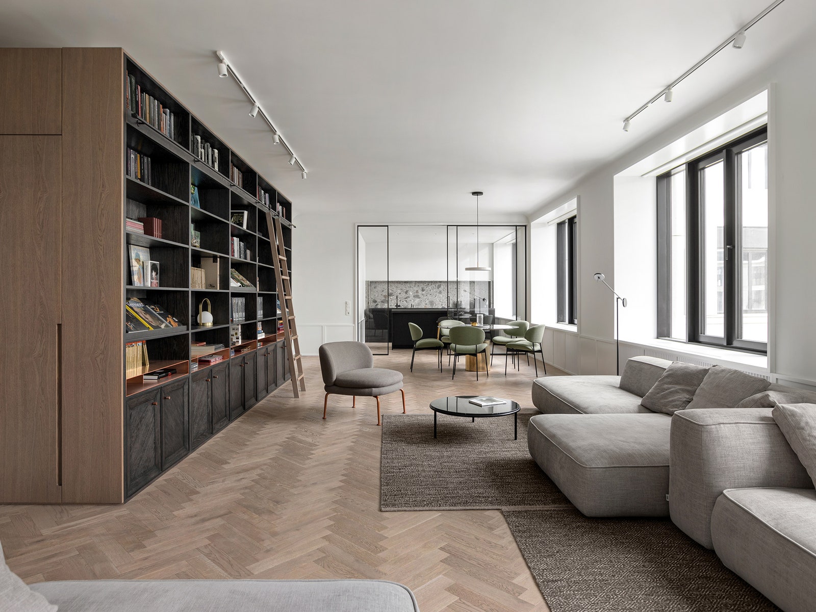 Квартира с лаконичным интерьером в “ВТБ Арена Парк”, 160 м²