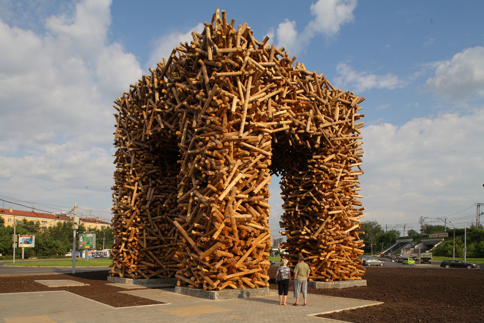 “Пермские ворота” 2011 год. В этом объекте в Перми Николай Полисский обыгрывает архитектурную форму триумфальной арки.