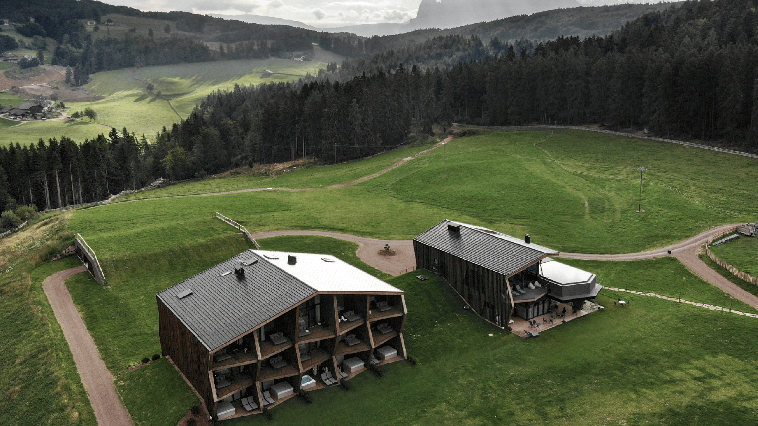 Альпийский отель с концептуальными интерьерами