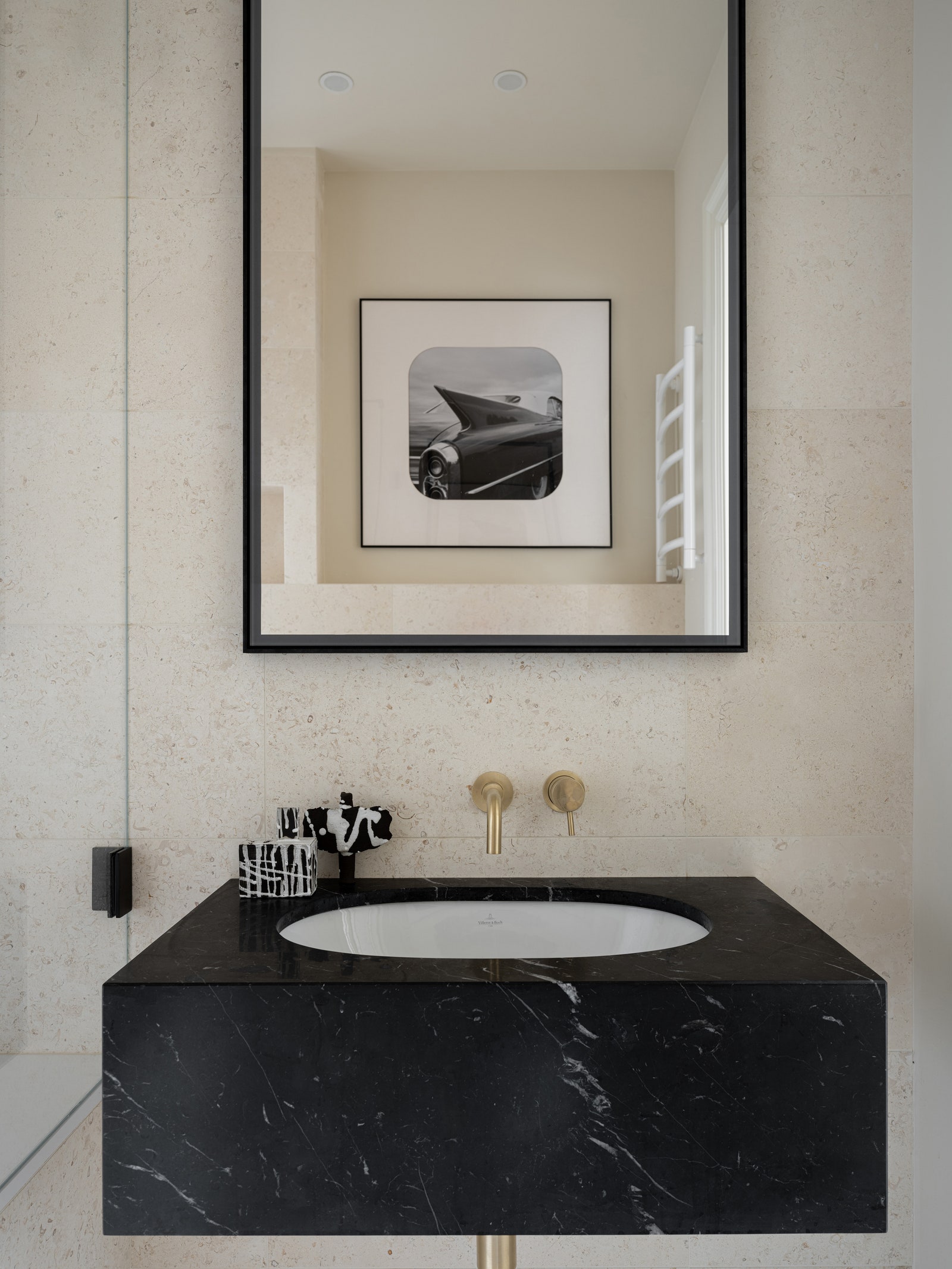 Детская ванная комната. Мраморная подстолье и зеркало сделаны на заказ на стенах каменная плиткаnbspPetra Antiqua...