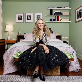 Сара Джессика Паркер в воссозданной квартире своей героини Секса в большом городе Кэрри Брэдшоу.