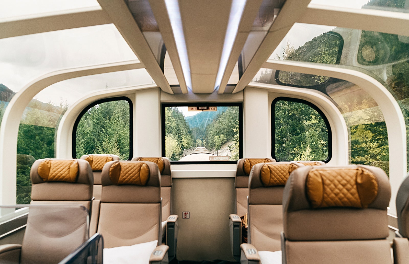 Rocky Mountaineer Zug Luxusreise Kanada Panoramawagen Lounge Sessel