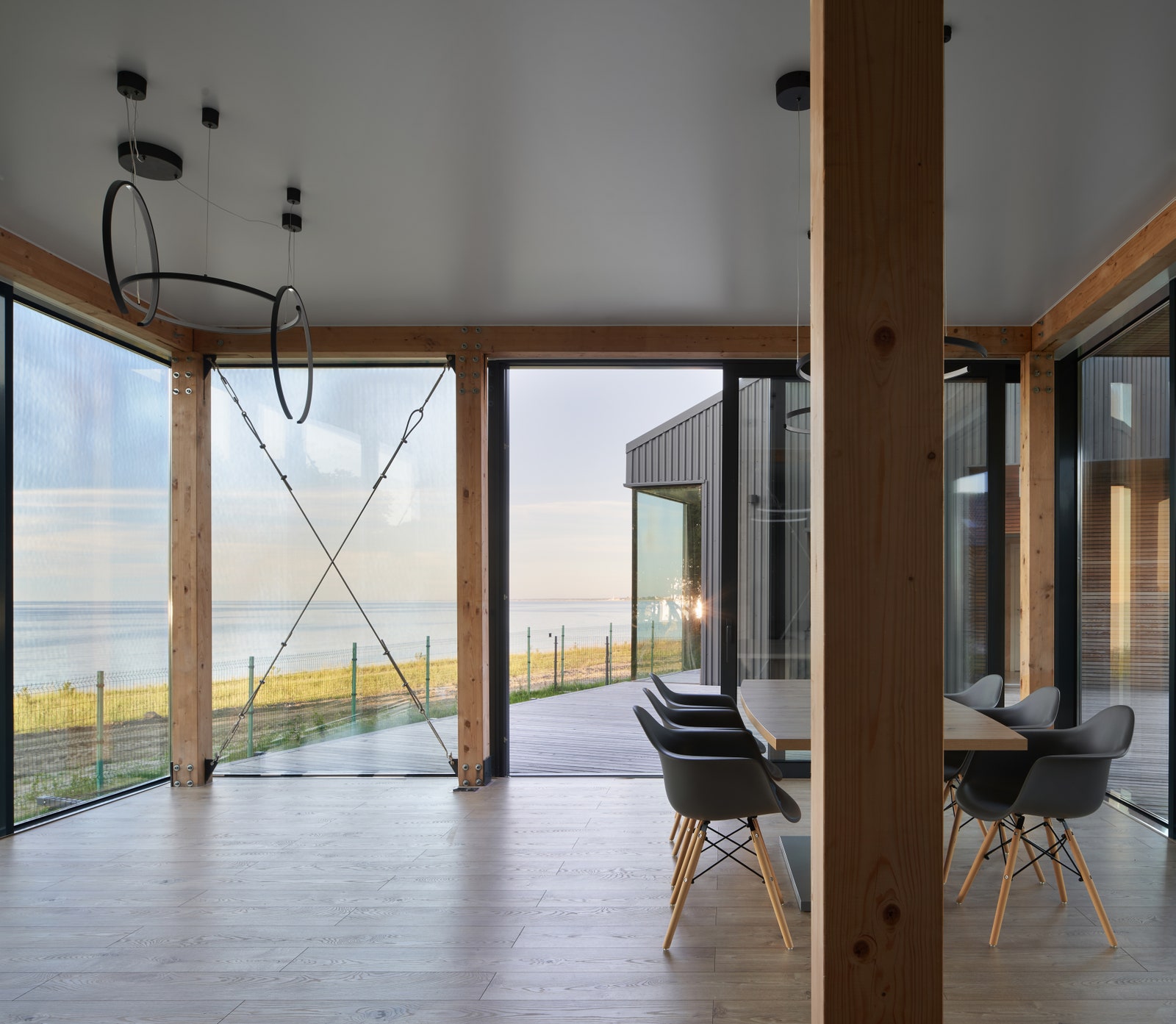 Дом с панорамными окнами на берегу Балтийского моря