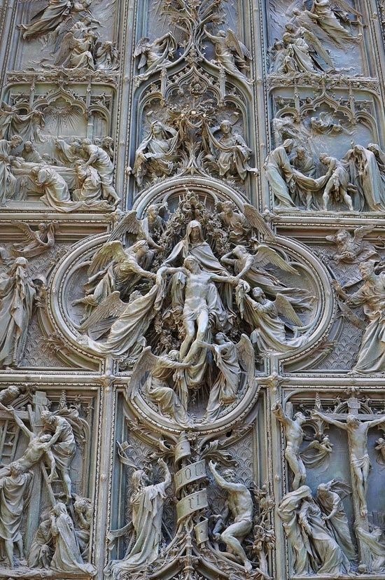 Двери кафедрального собора Дуомо в Милане Италия.