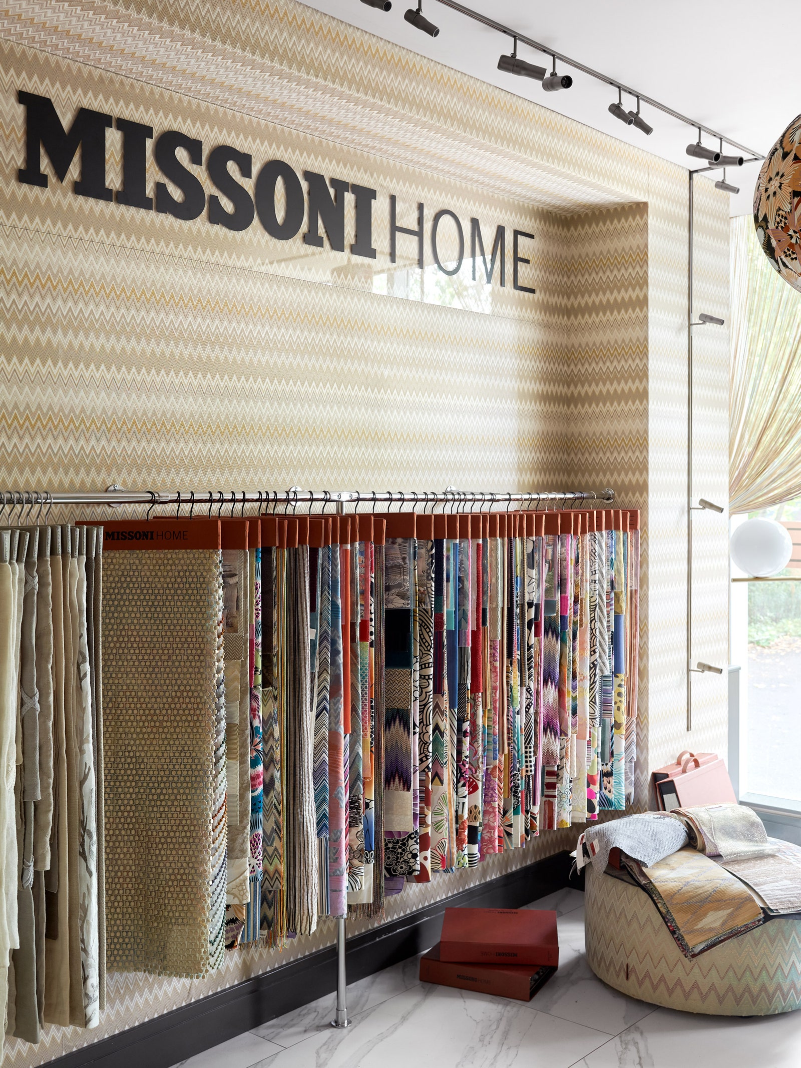 Кабинет Missoni Home. Образцы ткани пуф обои все Missoni Home. Архитектурный свет Flos.