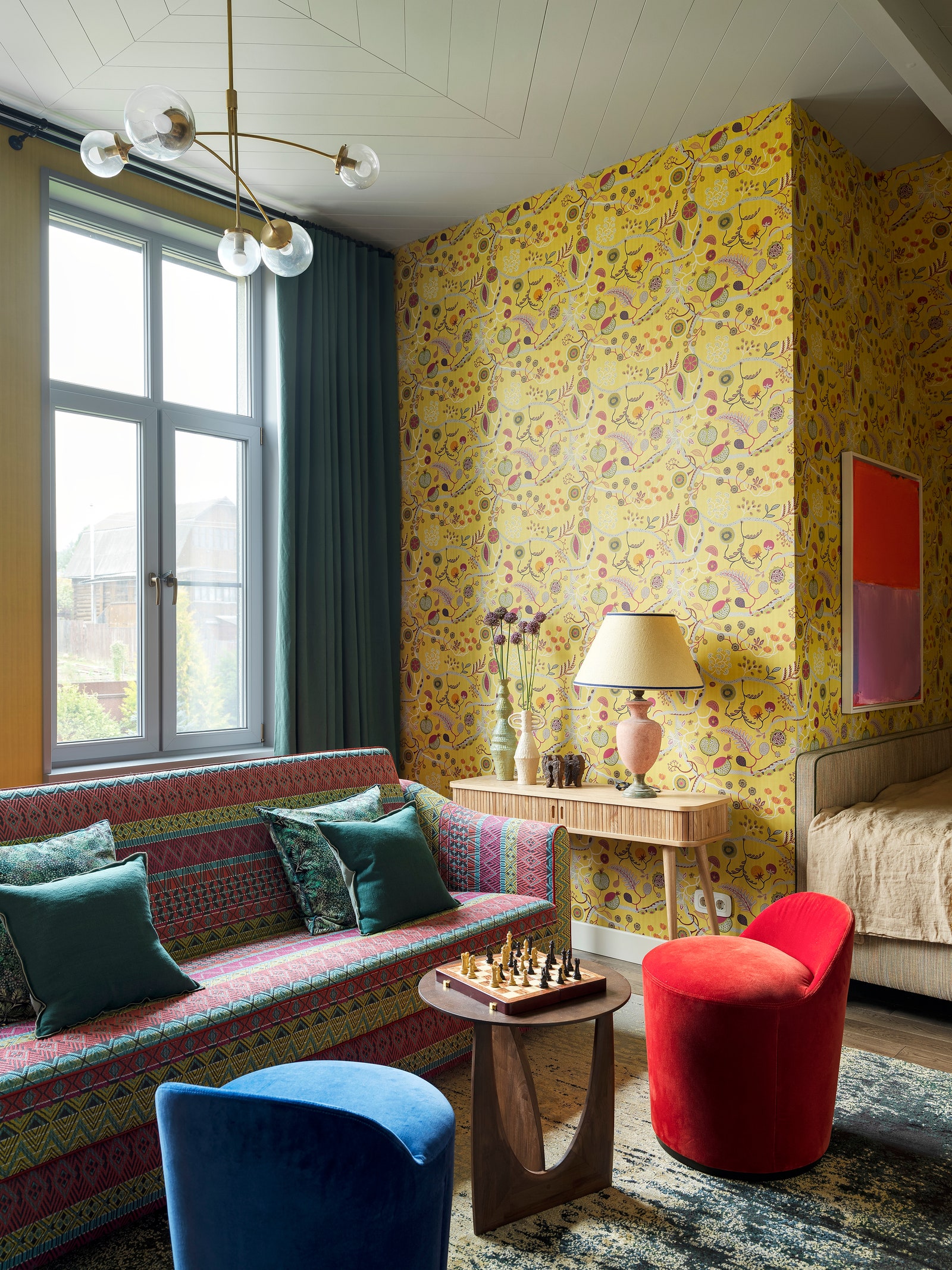 Комната старшего сына. Диван 1960х годов в ткани Pierre Frey Volokno подушки Designers' Guild «Мандерс» консоль Zuiver...