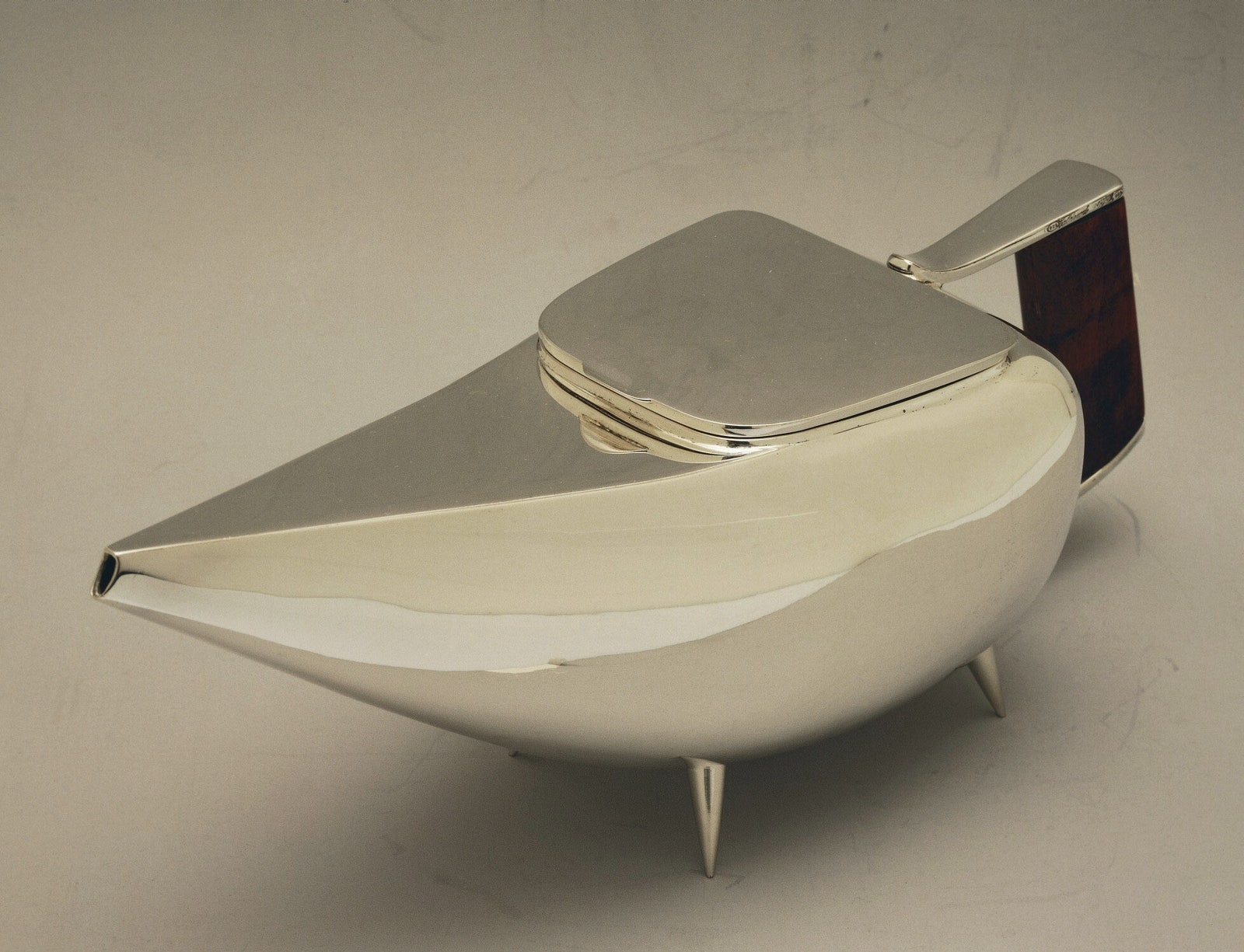Серебряный чайник по дизайну Джо Понти для Calderoni Gioielli .nbsp