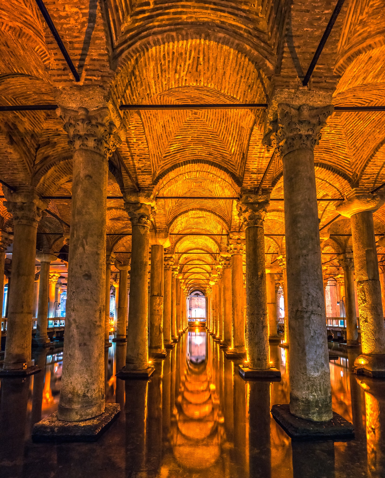 Цистерна Базилика — одно из самых крупных и хорошо сохранившихся древних подземных водохранилищ Константинополя.