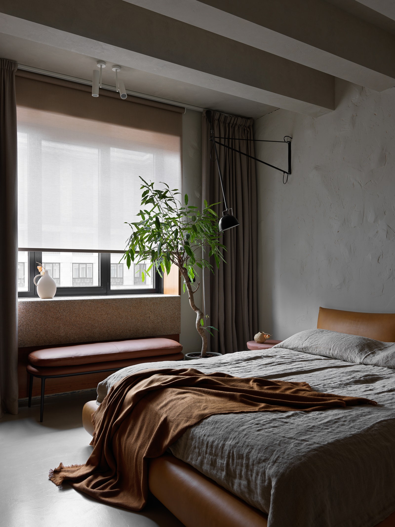 Квартира с зимним садом дизайнера Елены Горенштейн. Главная спальня. Рельефная стена выполнена по технологии мазанки.
