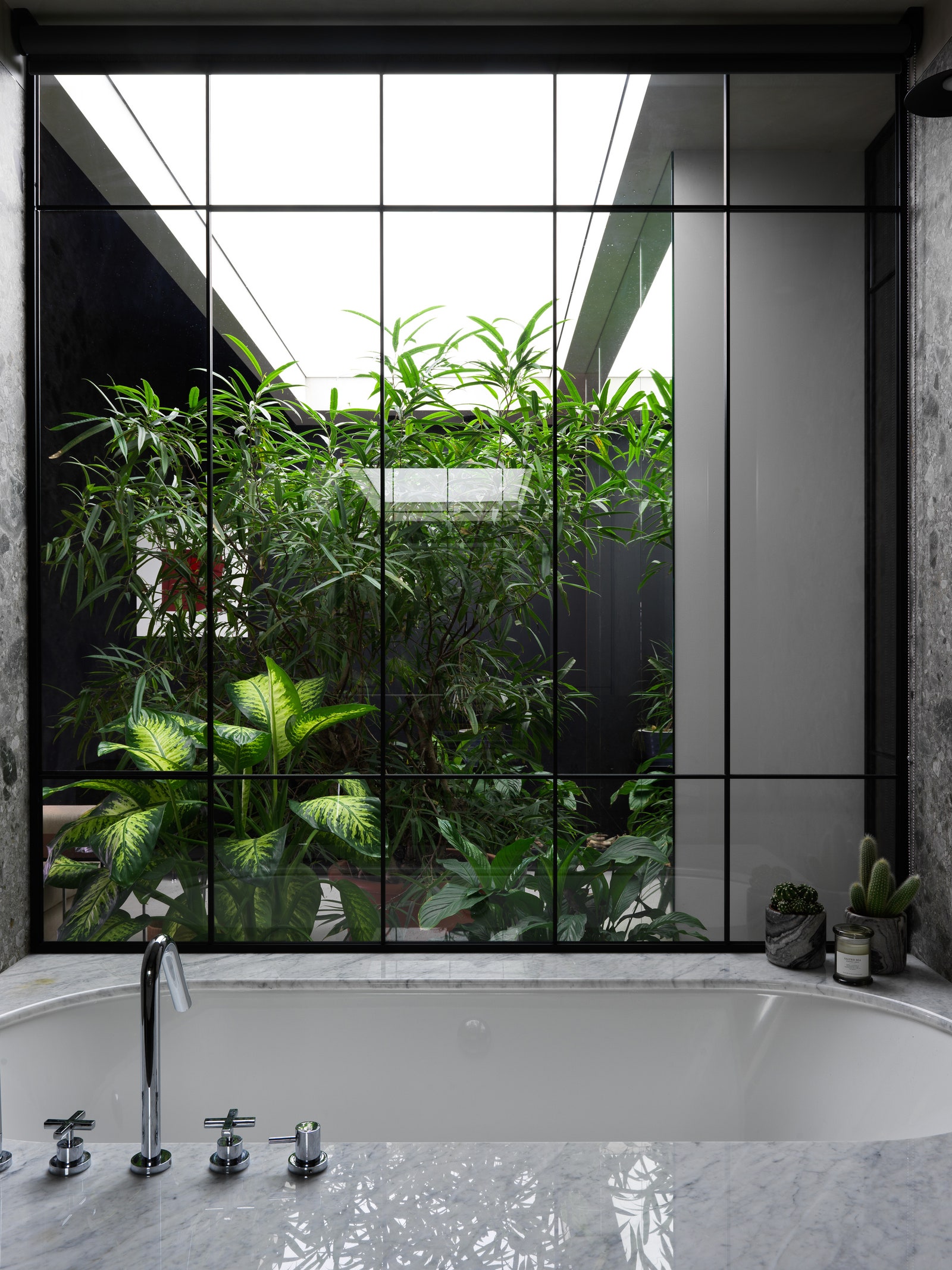 Квартира с зимним садом дизайнера Елены Горенштейн. Санузел в мастерспальне. Вид из ванной отделанной мрамором...