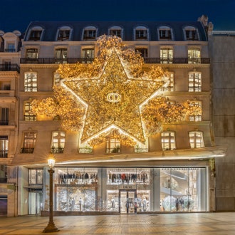 Бутики Dior украсили в Москве, Париже, Нью-Йорке и других мировых столицах к Новому году