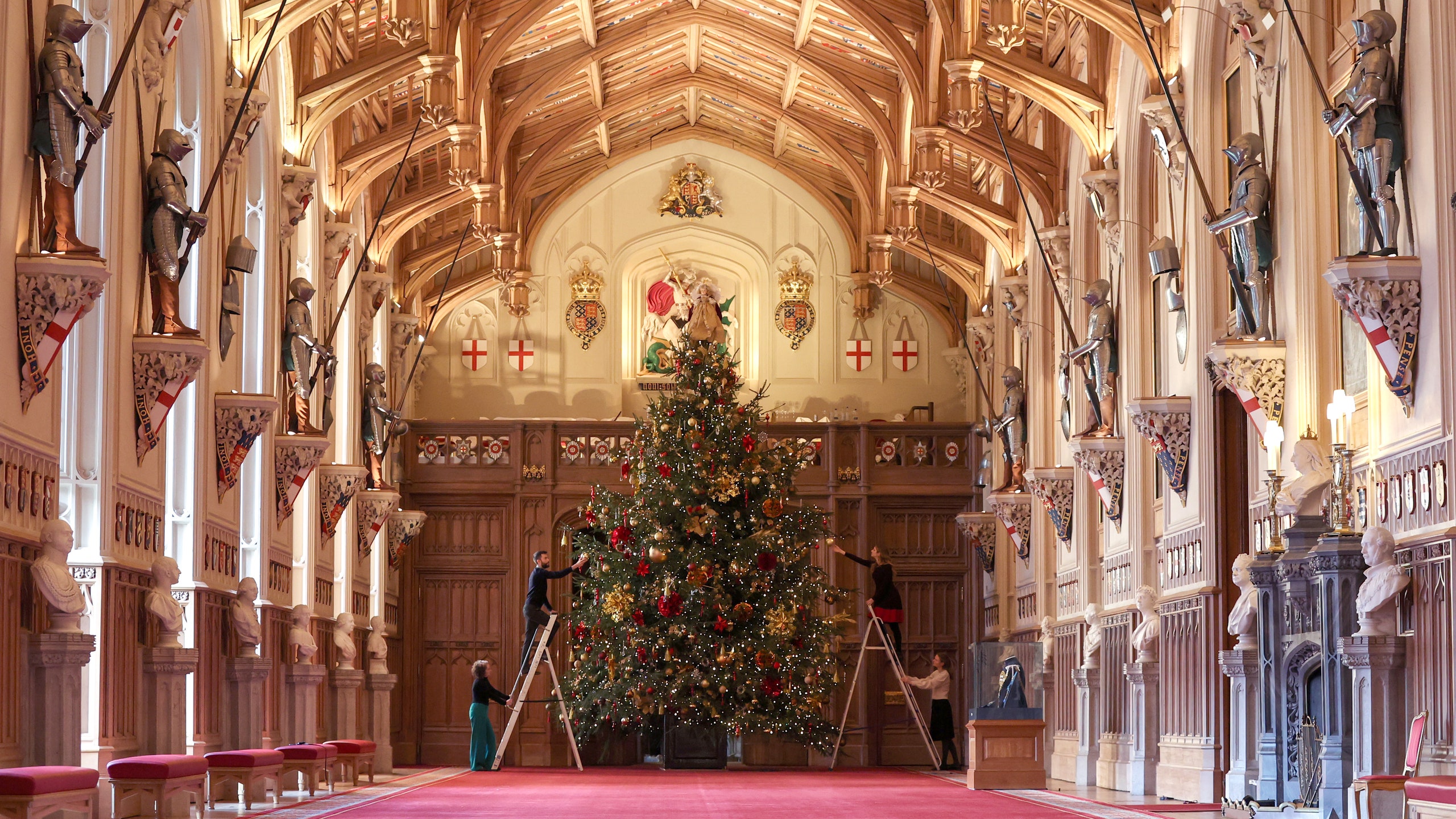 В Виндзорском замке установили шестиметровую рождественскую елку