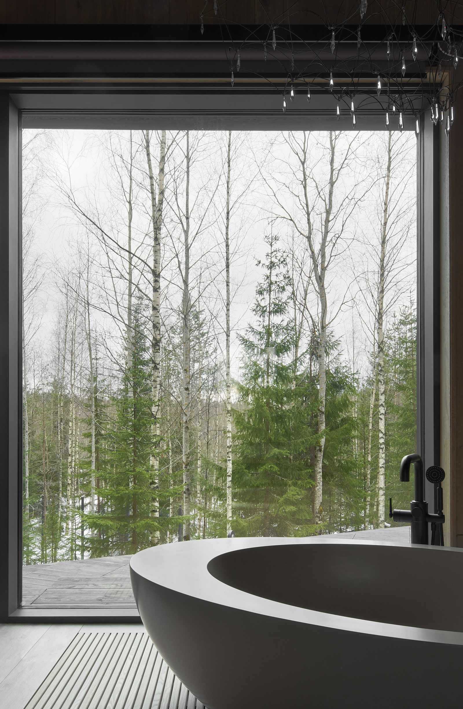 Дом с панорамными окнами по проекту Horomystudio. Принимая ванну можно любоваться природой за окном. Смеситель Samuel Heath.