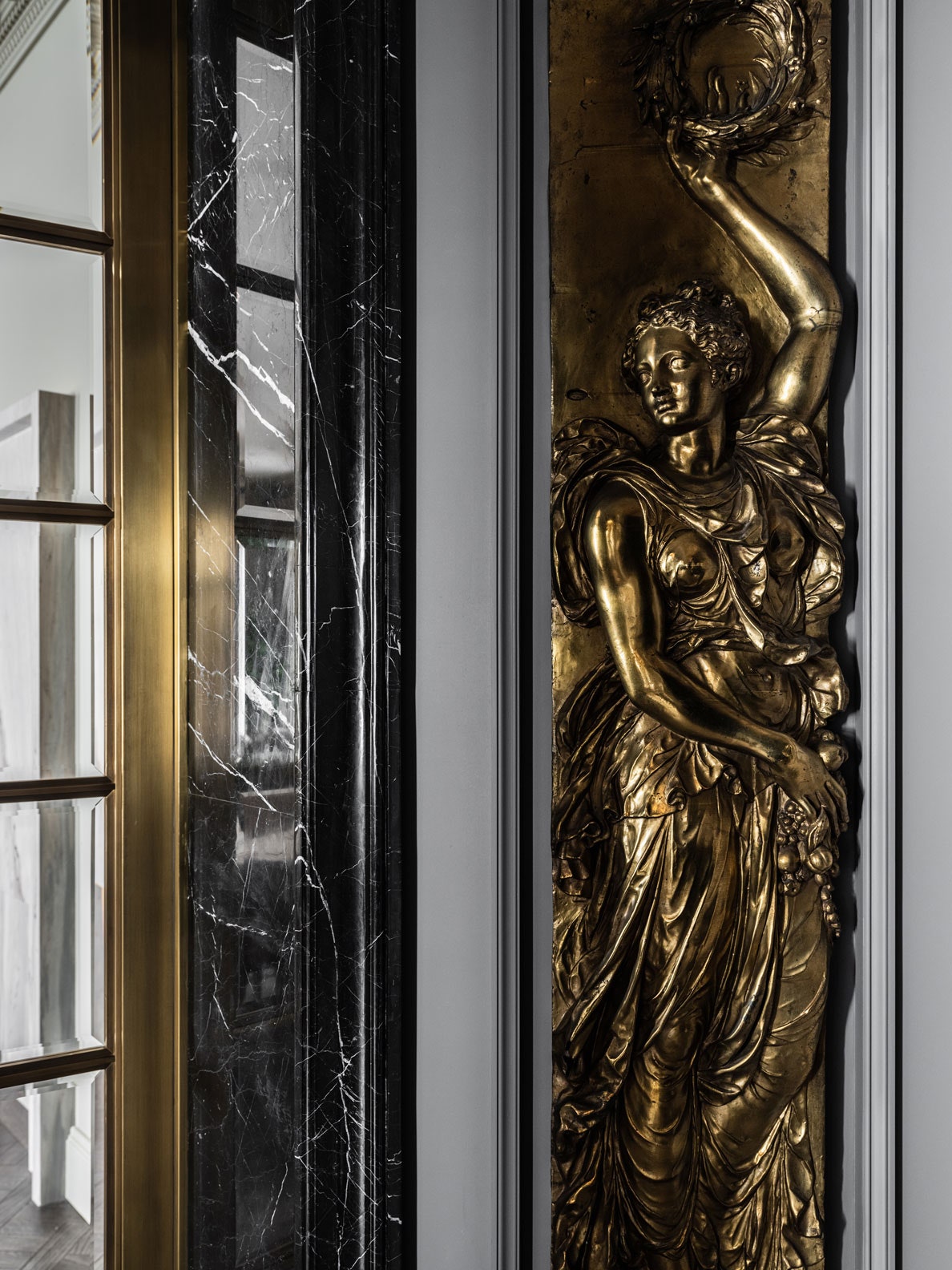 Квартира в тонах “голландской земли”. Фрагмент холла. Антикварные бронзовые барельефы из коллекции хозяев XIX век.