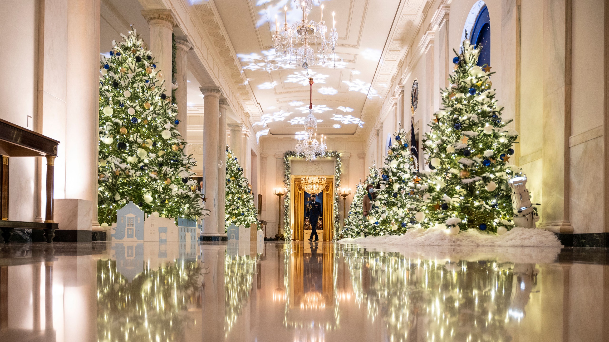 10 000 игрушек и 300 свечей как Джилл Байден впервые украсила Белый дом к Рождеству