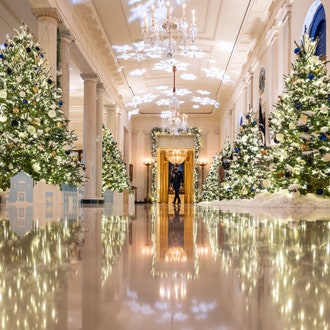 10 000 игрушек и 300 свечей: как Джилл Байден впервые украсила Белый дом к Рождеству