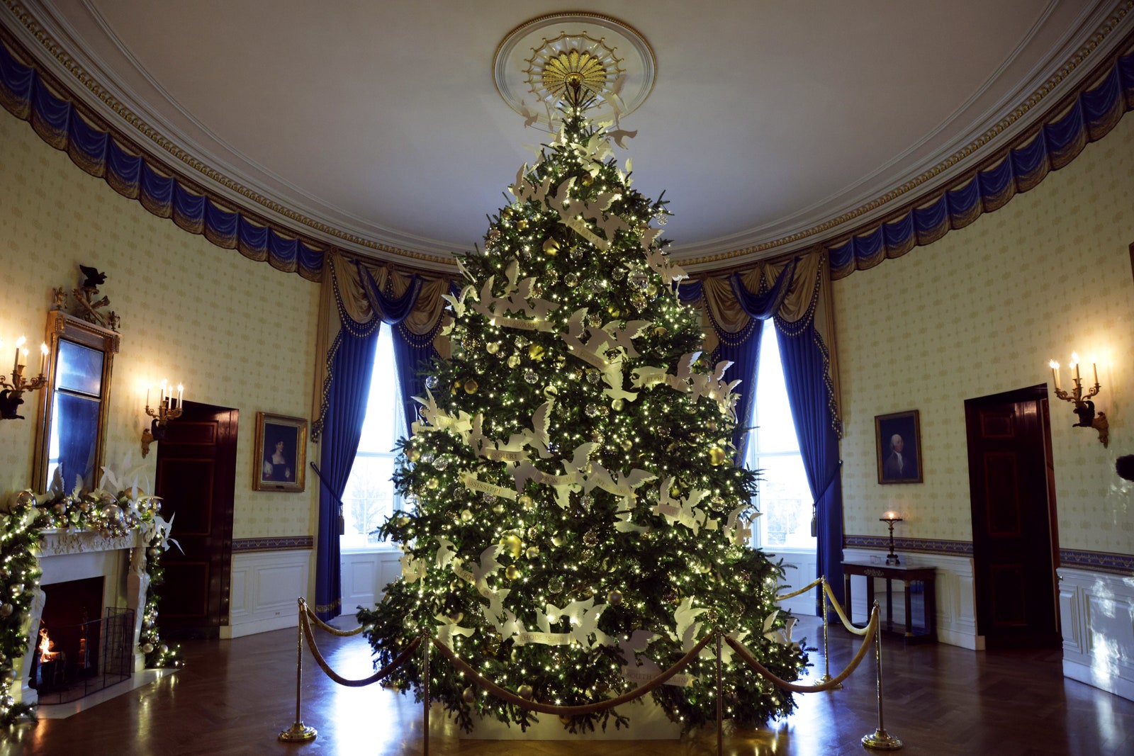 Главная елка Белого дома в Голубой комнате.