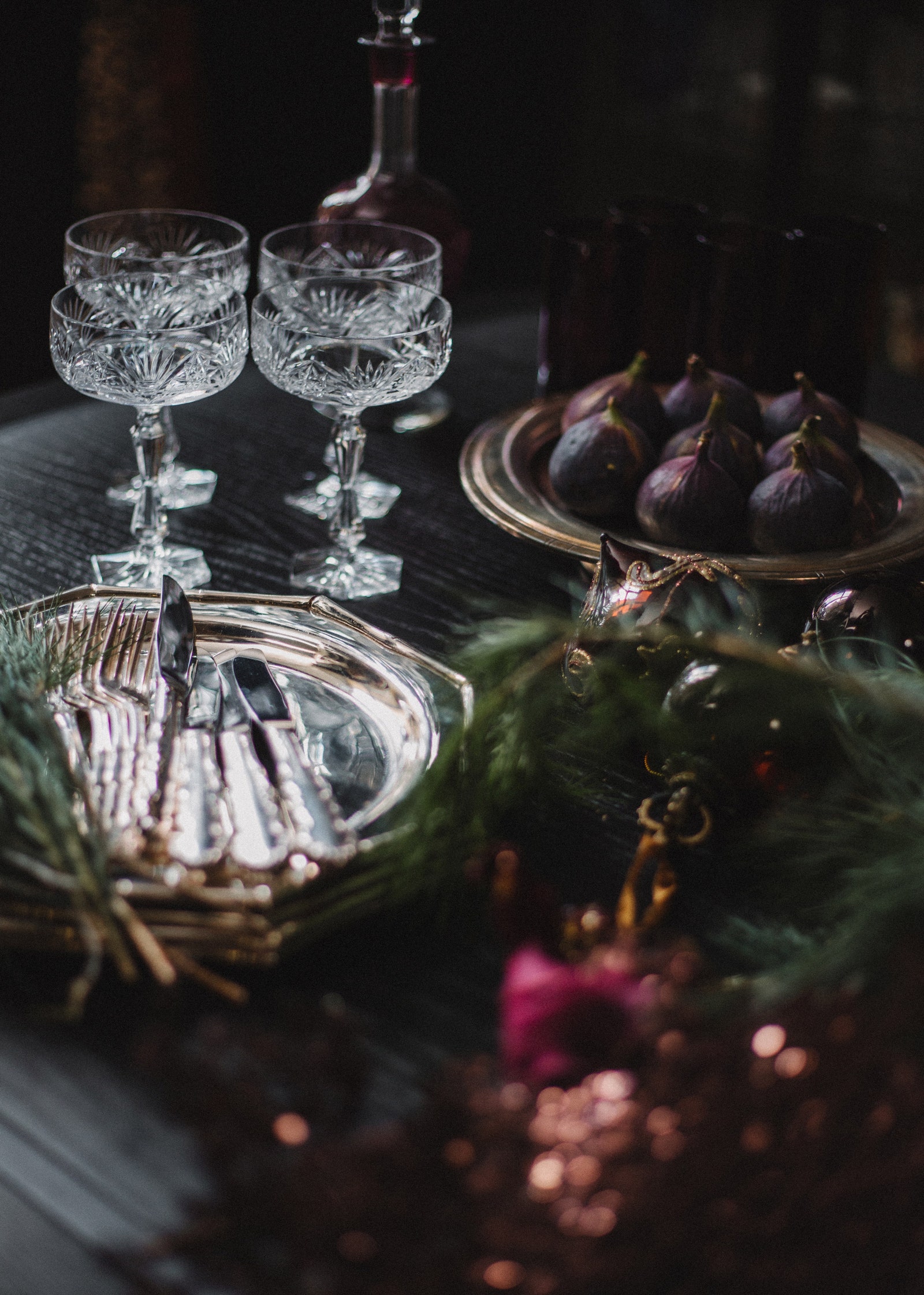 От скатерти до тарелок: как сервировать праздничный стол на Новый год