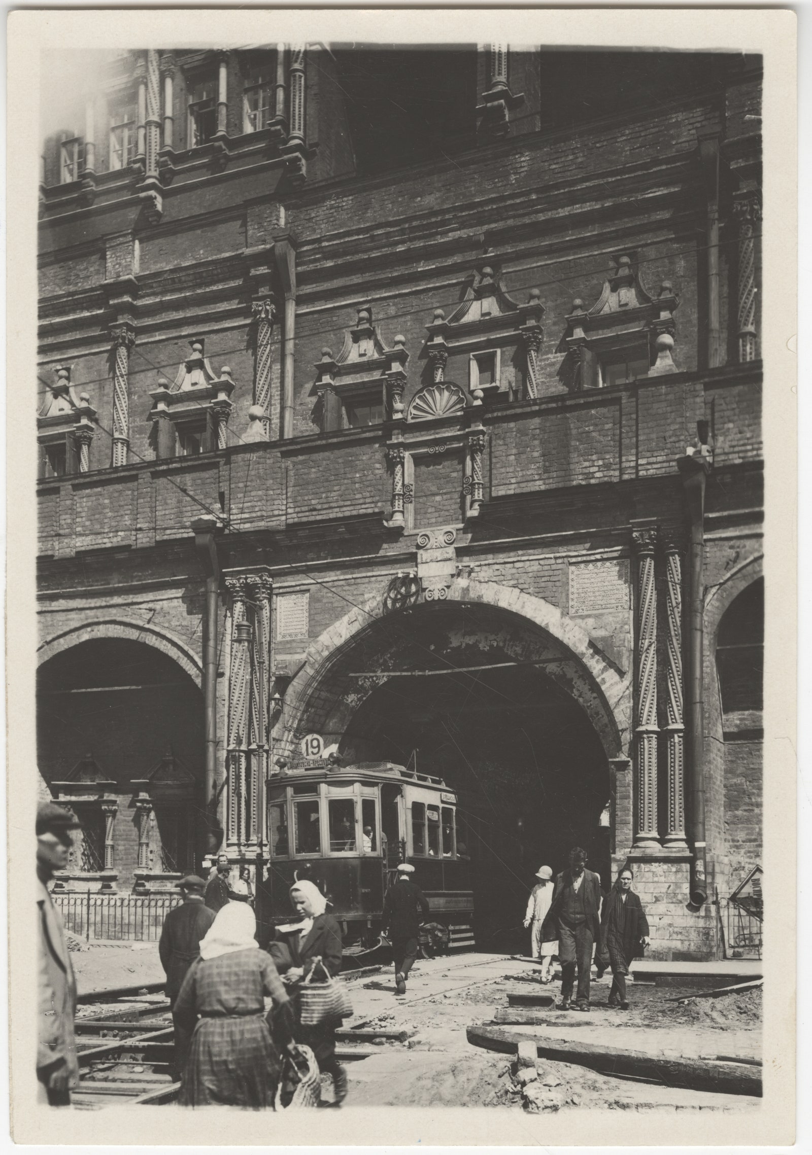 Трамвай № 19 в арке Сухаревой башни. Фотография 1930 г.