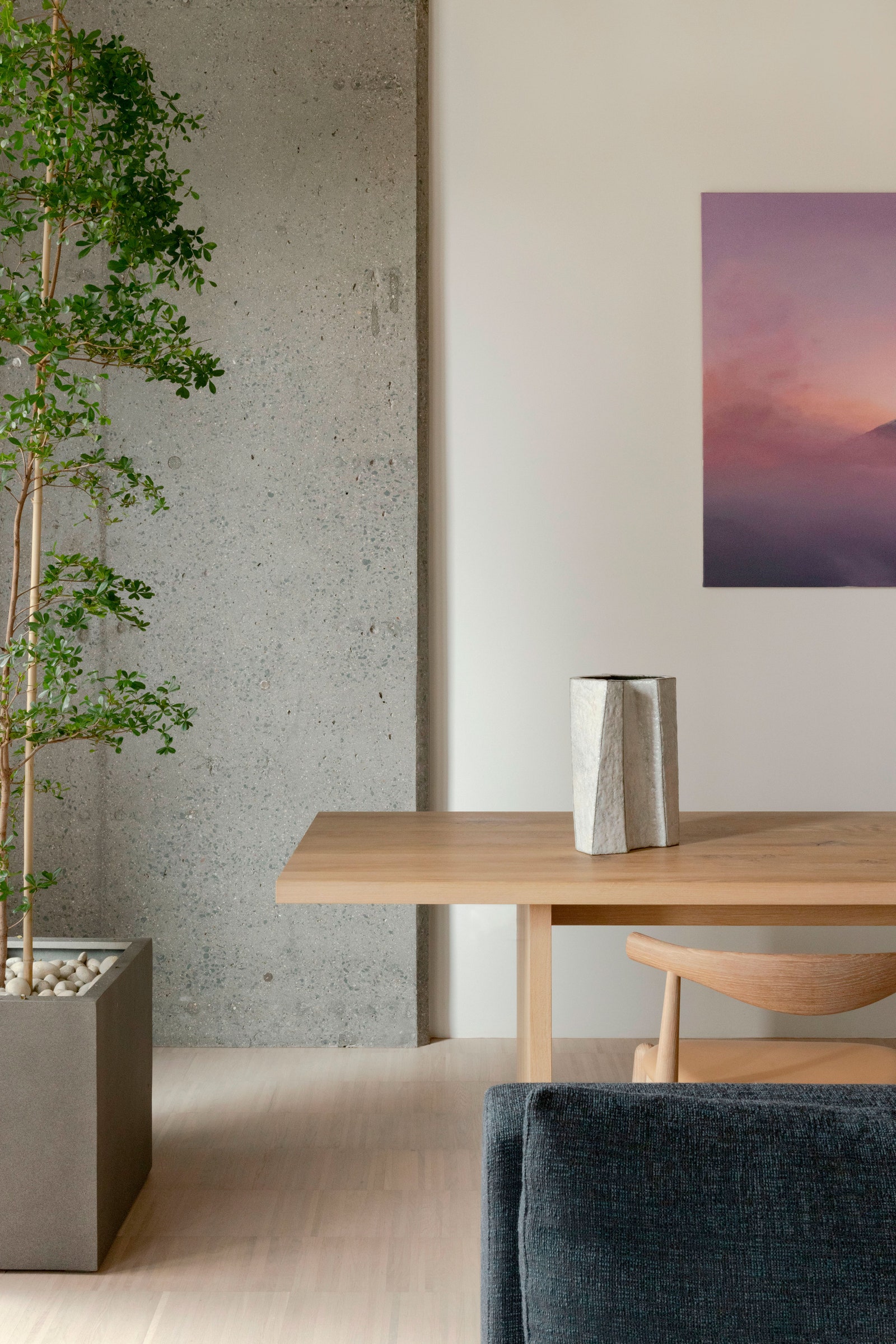 На стене за столом расположена акцентным пятном минималистичная картинаnbsp которая наряду с зеленым деревом оживляет...