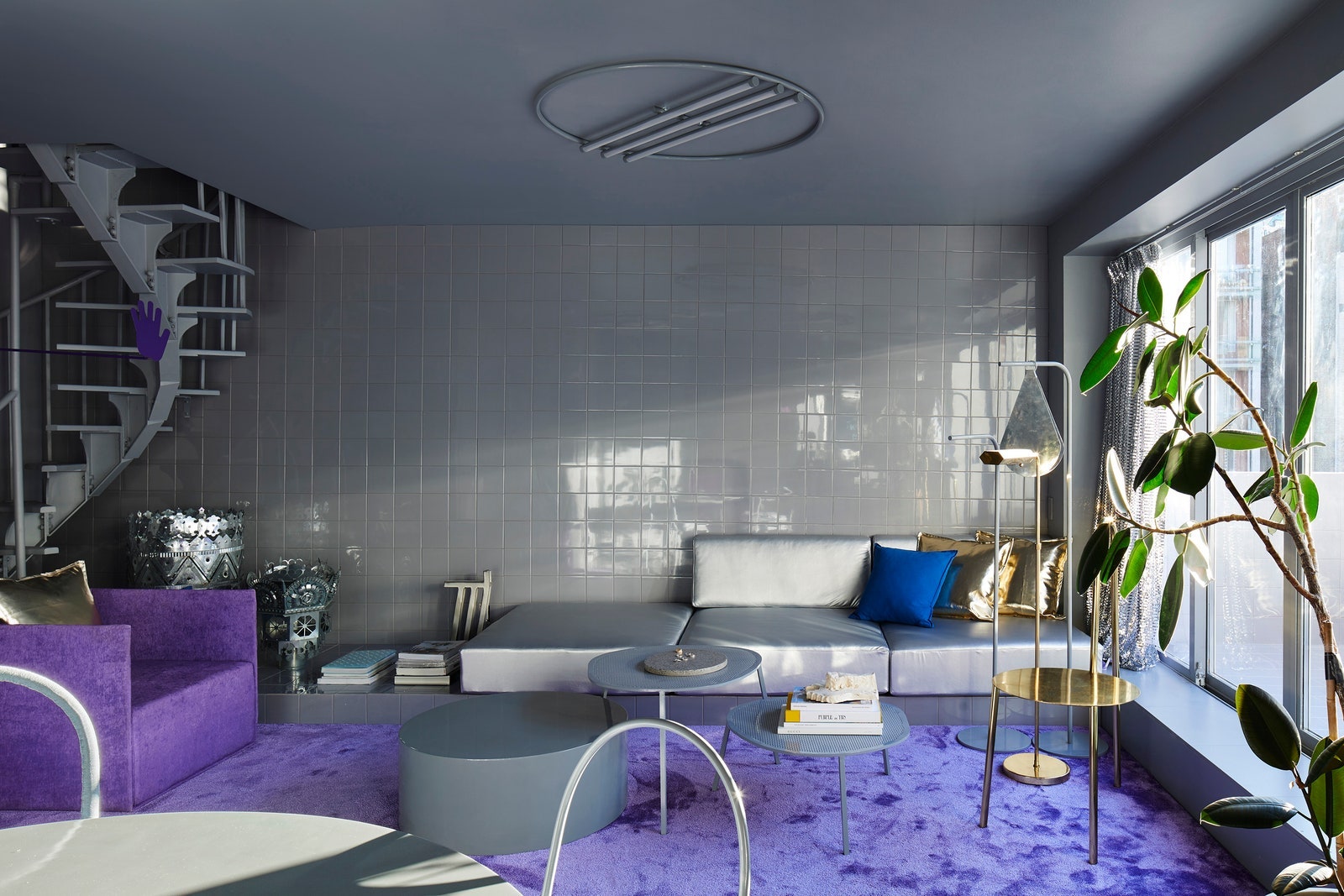 Двухуровневая квартира в пурпурных тонах дизайнера Гарри Нуриева. Фото Dylan Chandler