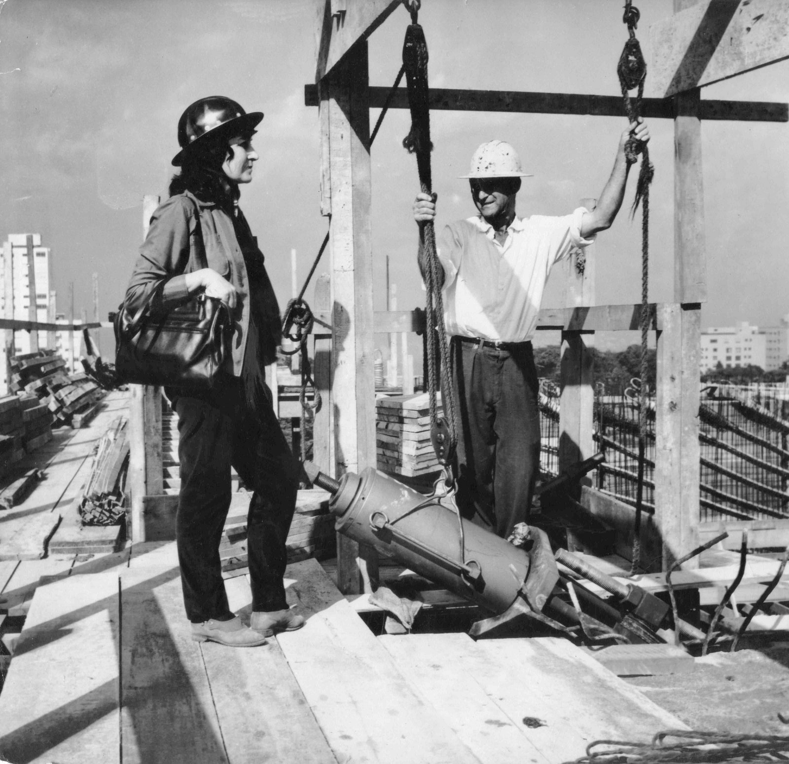 Лина Бо Барди и прораб Канова на строительной площадке художественного музея СанПаулу около 1965 года.