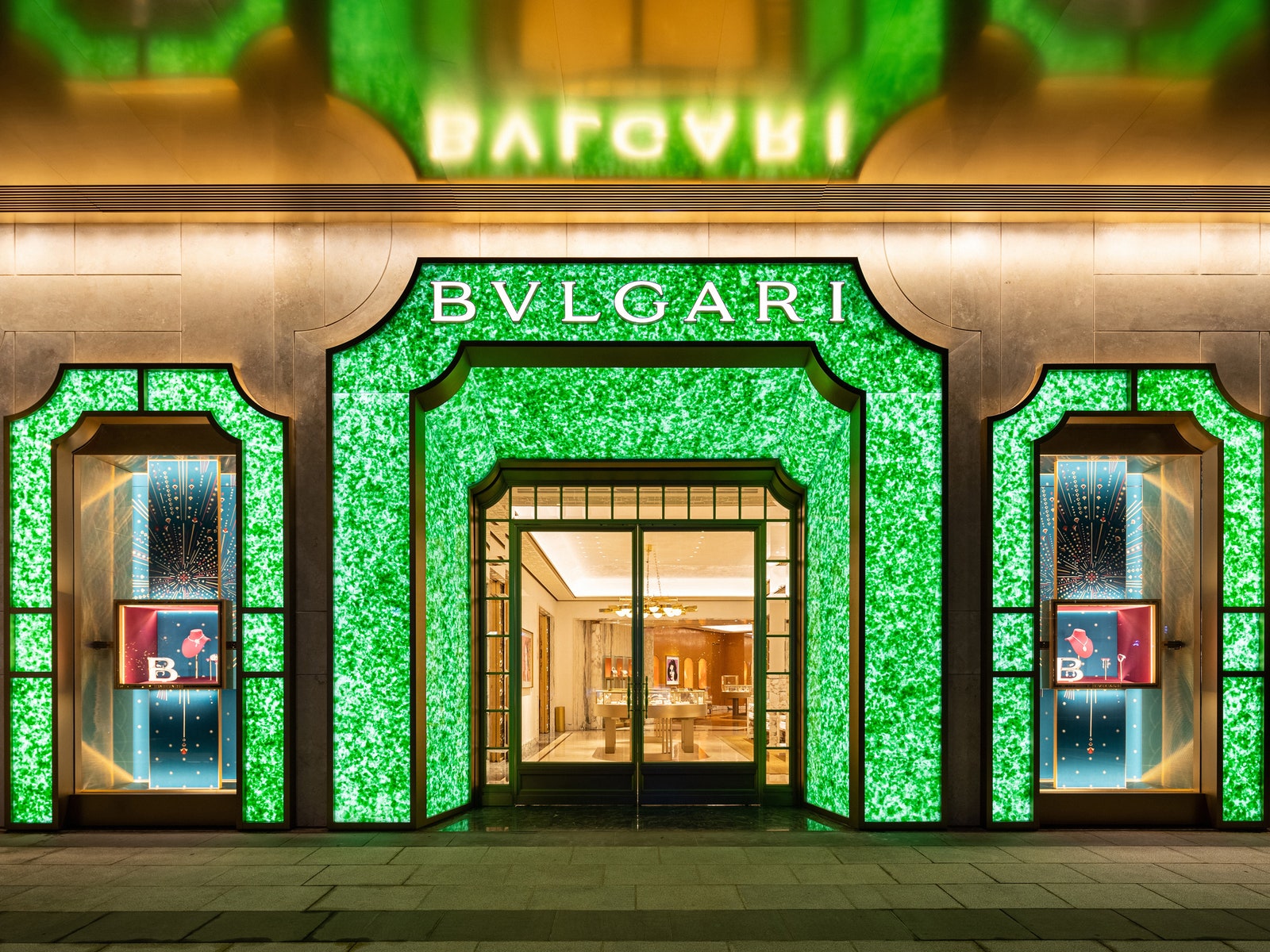 Магазин Bvlgari с фасадом из переработанных бутылок по дизайну MVRDV