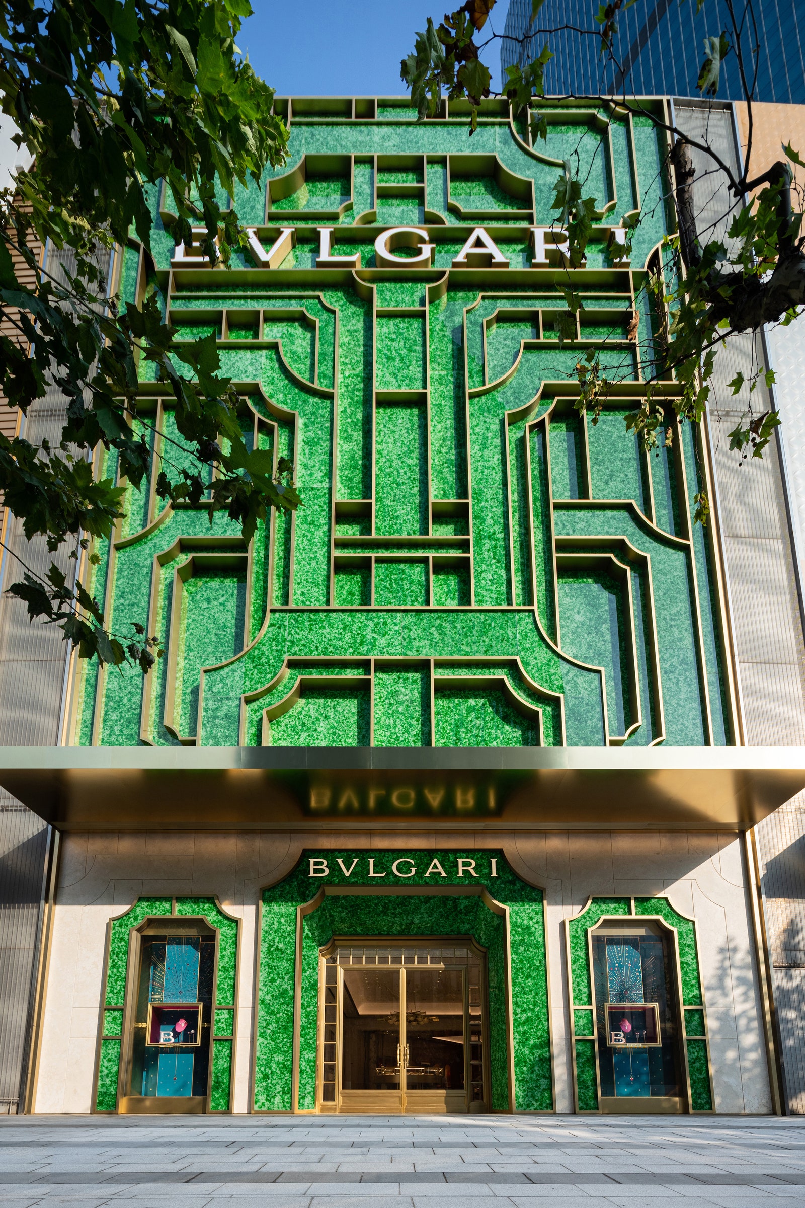 Магазин Bvlgari с фасадом из переработанных бутылок по дизайну MVRDV