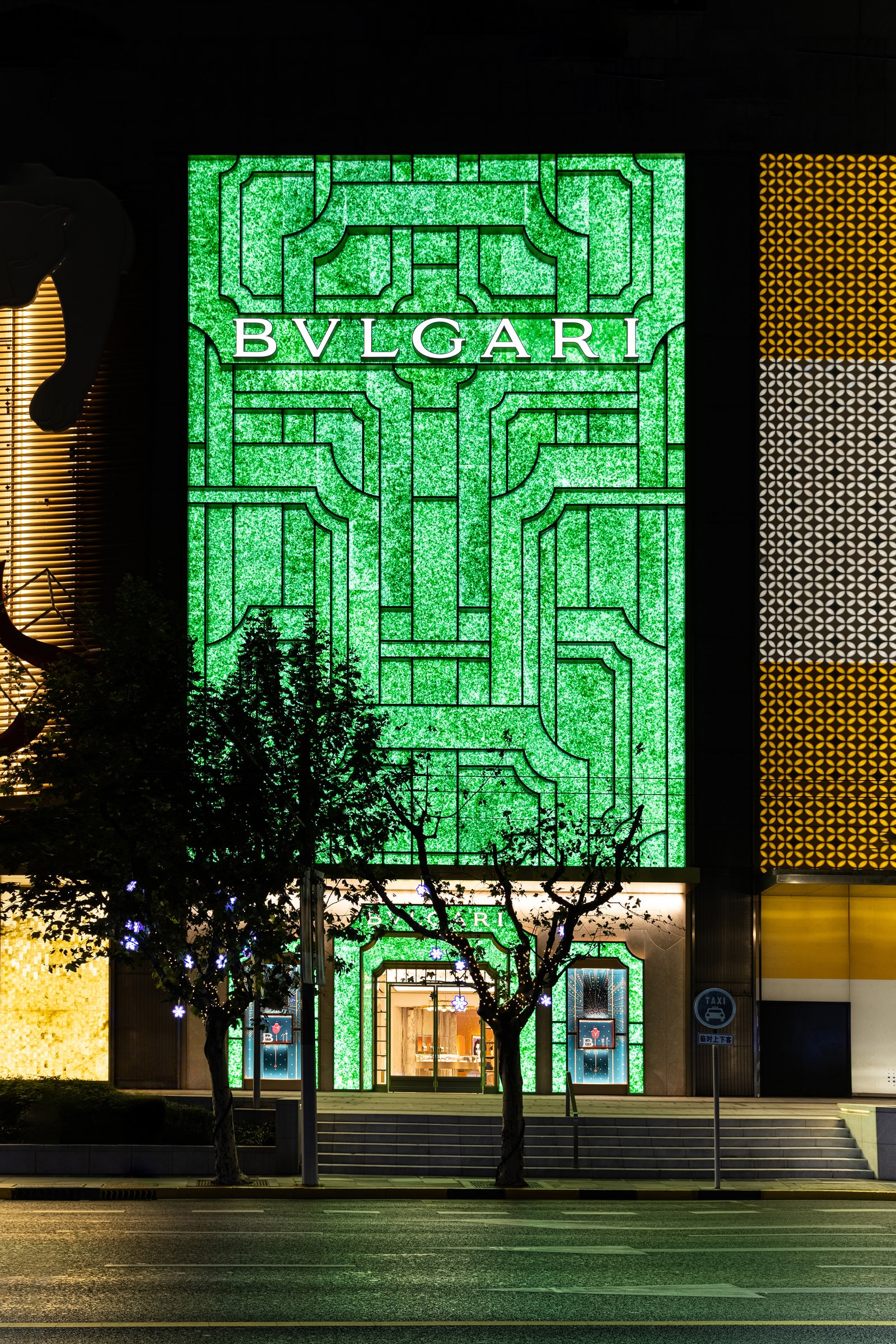 Магазин Bvlgari с фасадом из переработанных бутылок по дизайну MVRDV
