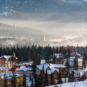 Где кататься на горных лыжах этой зимой: 10 курортов России и не только