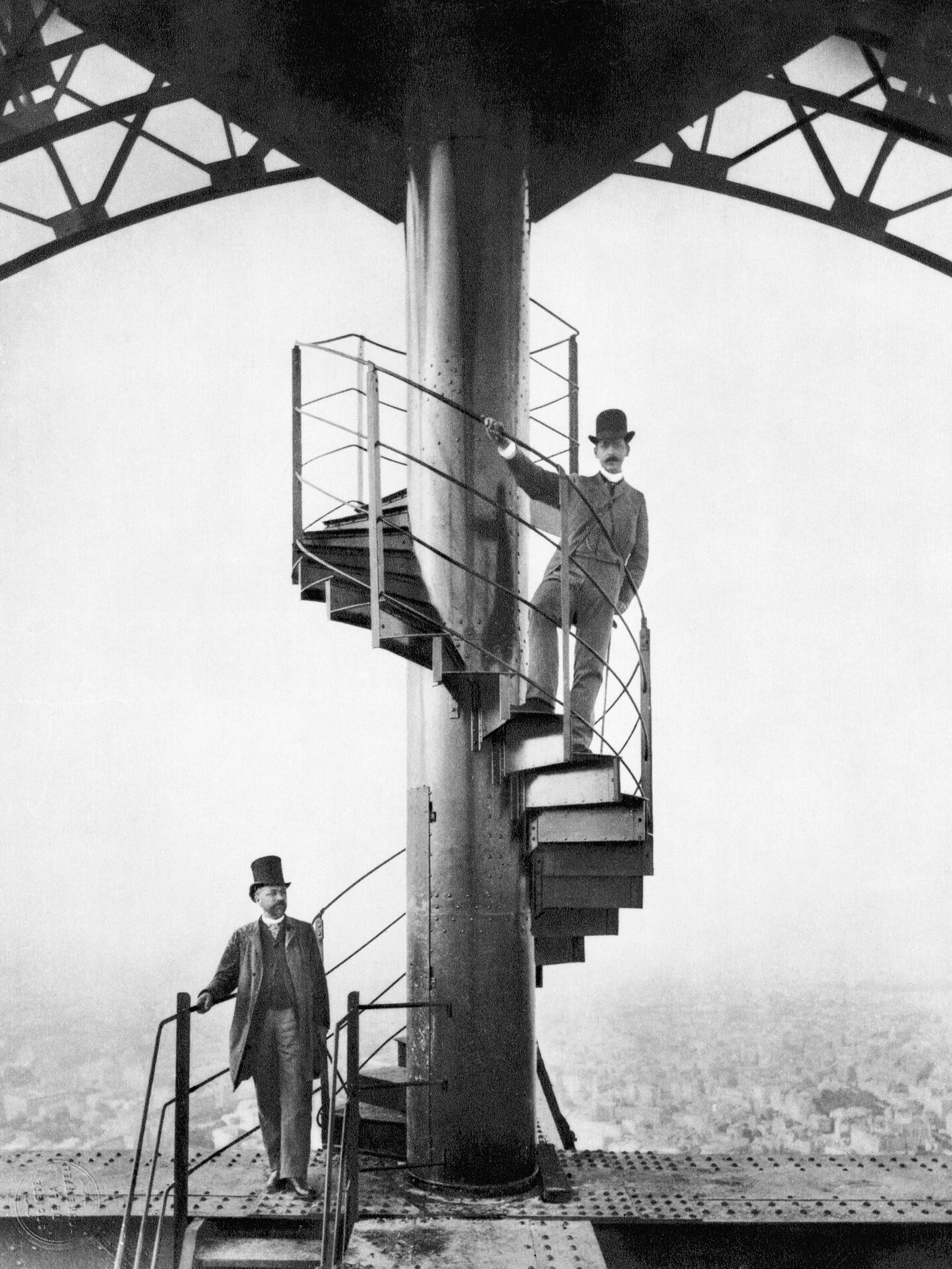 Гюстав Эйфель  и его друг на Эйфелевой башне в 1889 году.nbsp