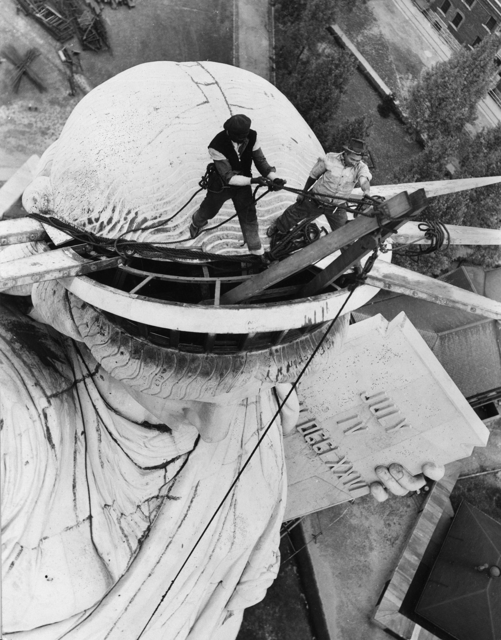 Рабочие снимают корону с головы Статуи свободы для ремонта перед всемирной выставкой в НьюЙорке. 26 сентября 1938 года.nbsp