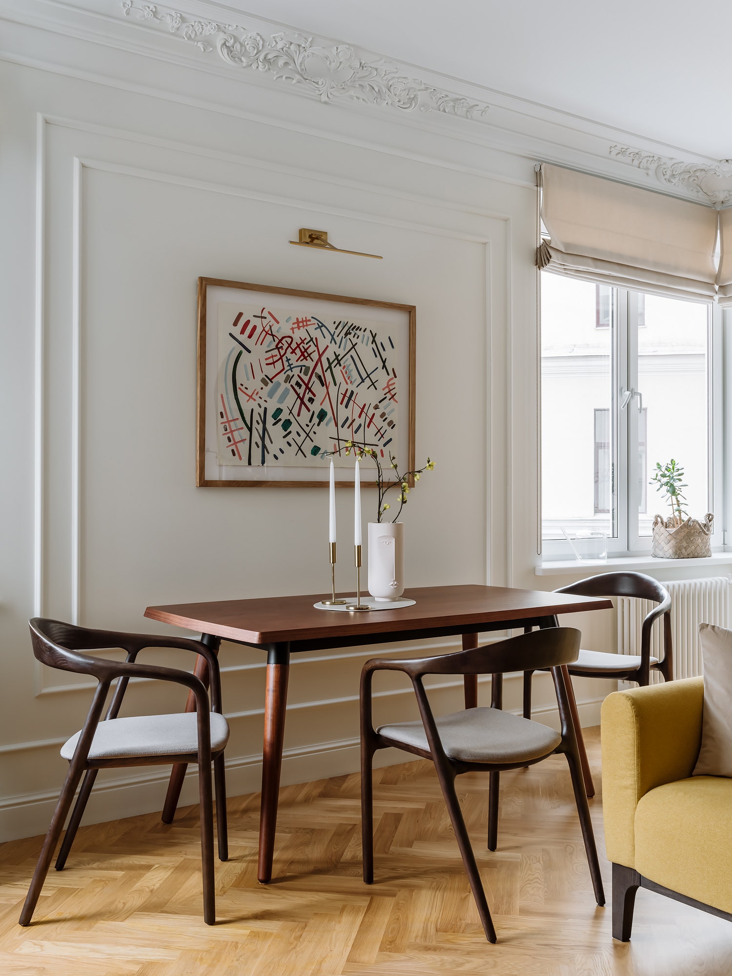 Фрагмент гостиной. Стол и стулья Cosmorelax шторы  галерея “Артик” на стене работа Юрия Злотникова.