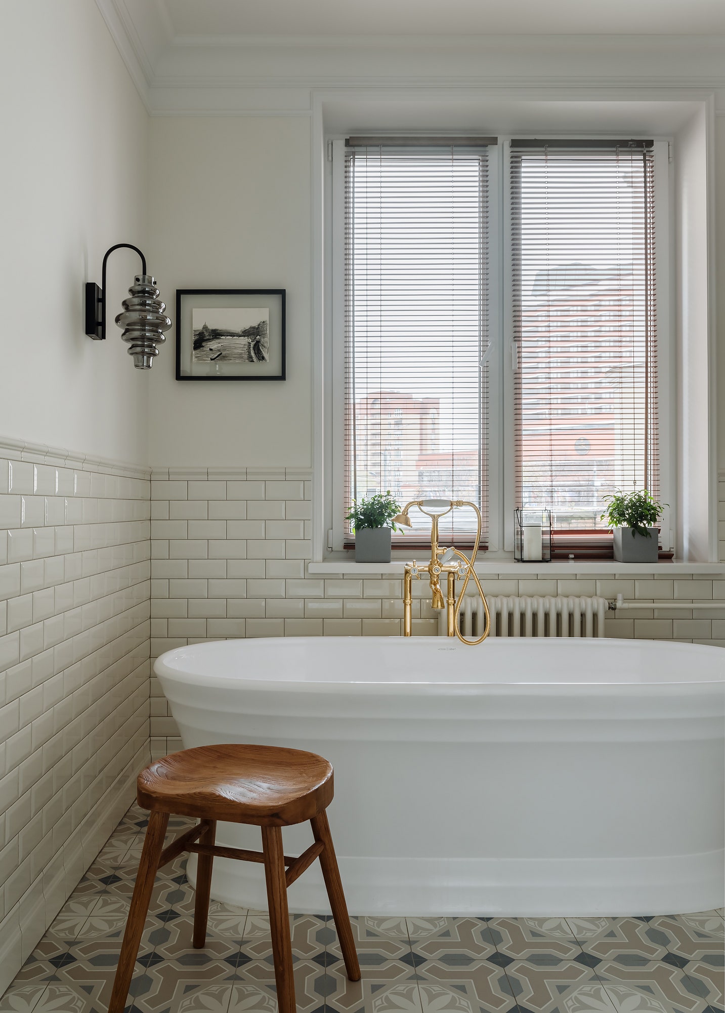 Фрагмент ванной комнаты. Ванна Victoria  Albert смесители Nicolazzi радиаторы Arbonia табурет Zara Home на полу плитка...