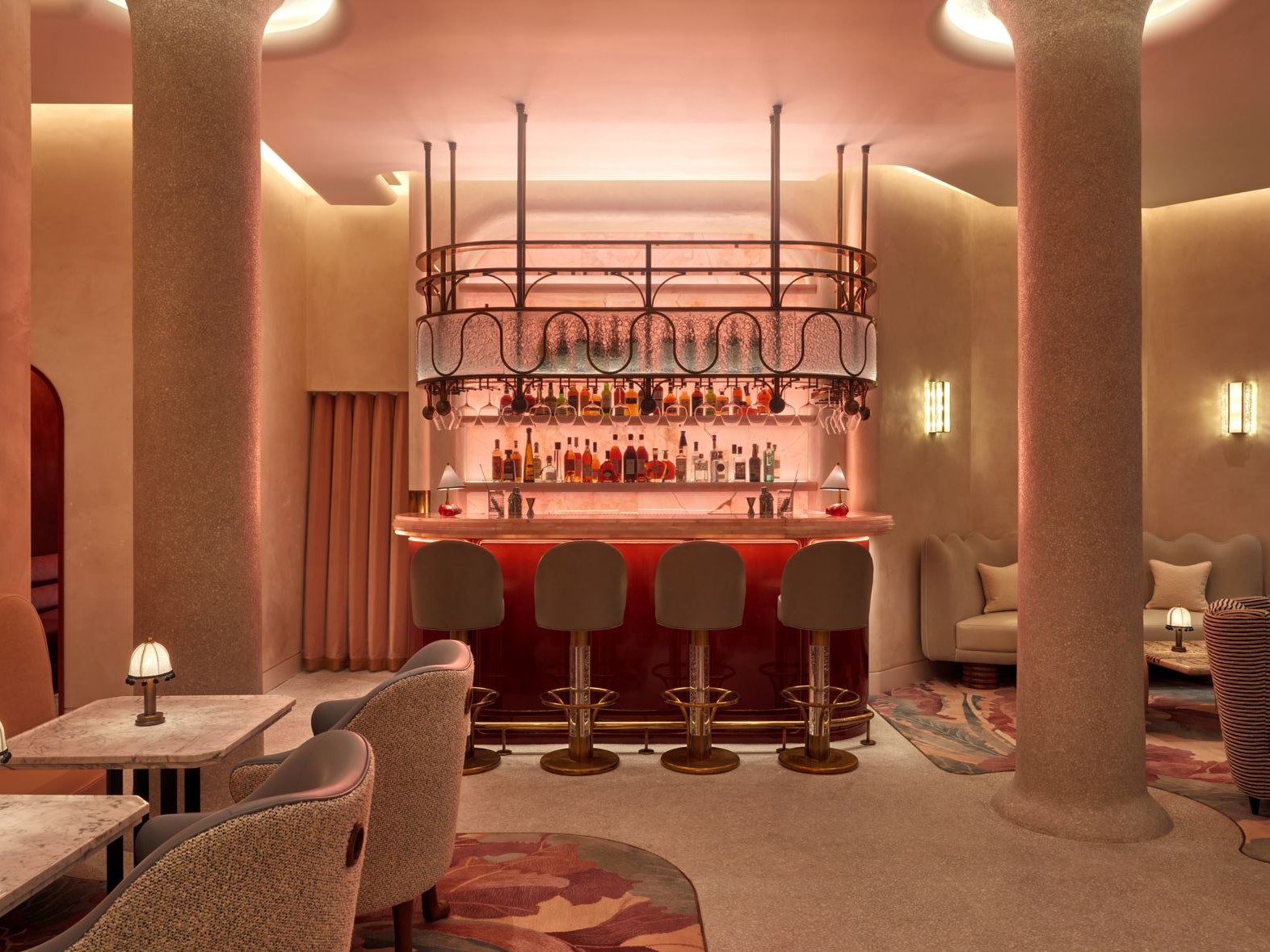 Артистичный бар The Red Room в Лондоне