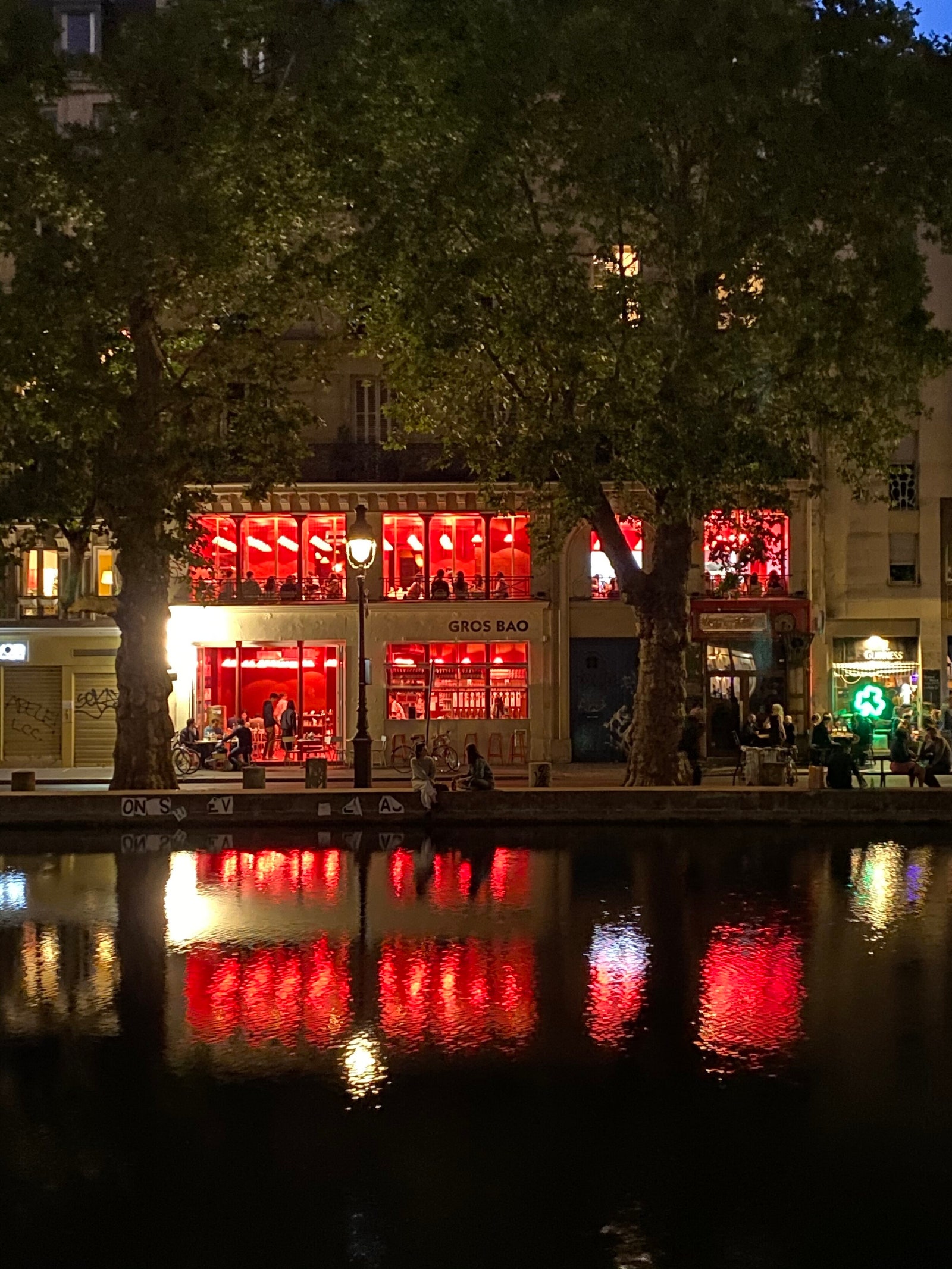 Яркий китайский ресторан в Париже