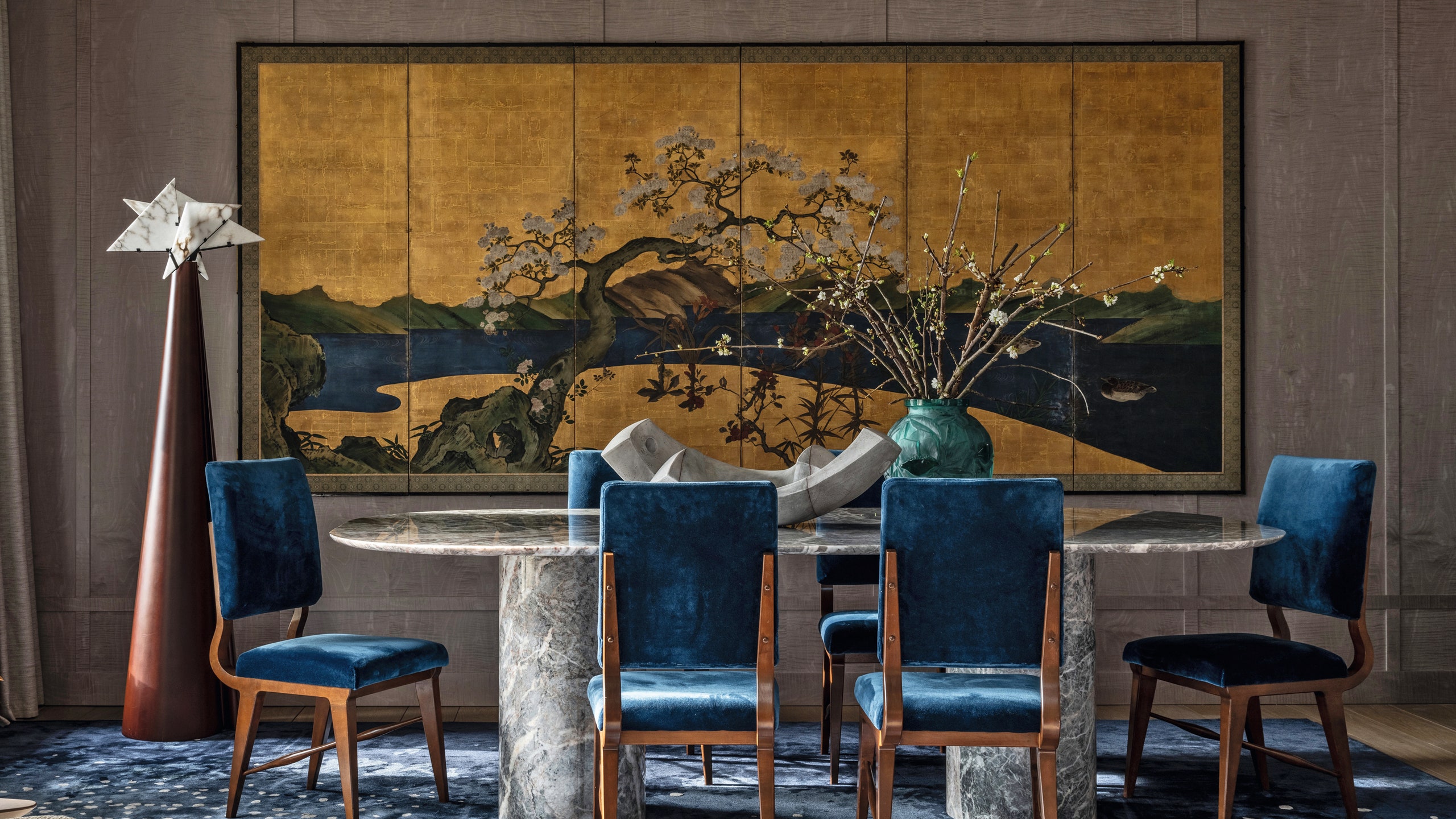 Столовая в таунхаусе оформленном дизайнером Ираклием Зария. На стене японская ширма XVIII века. Фоном ей служат панели...