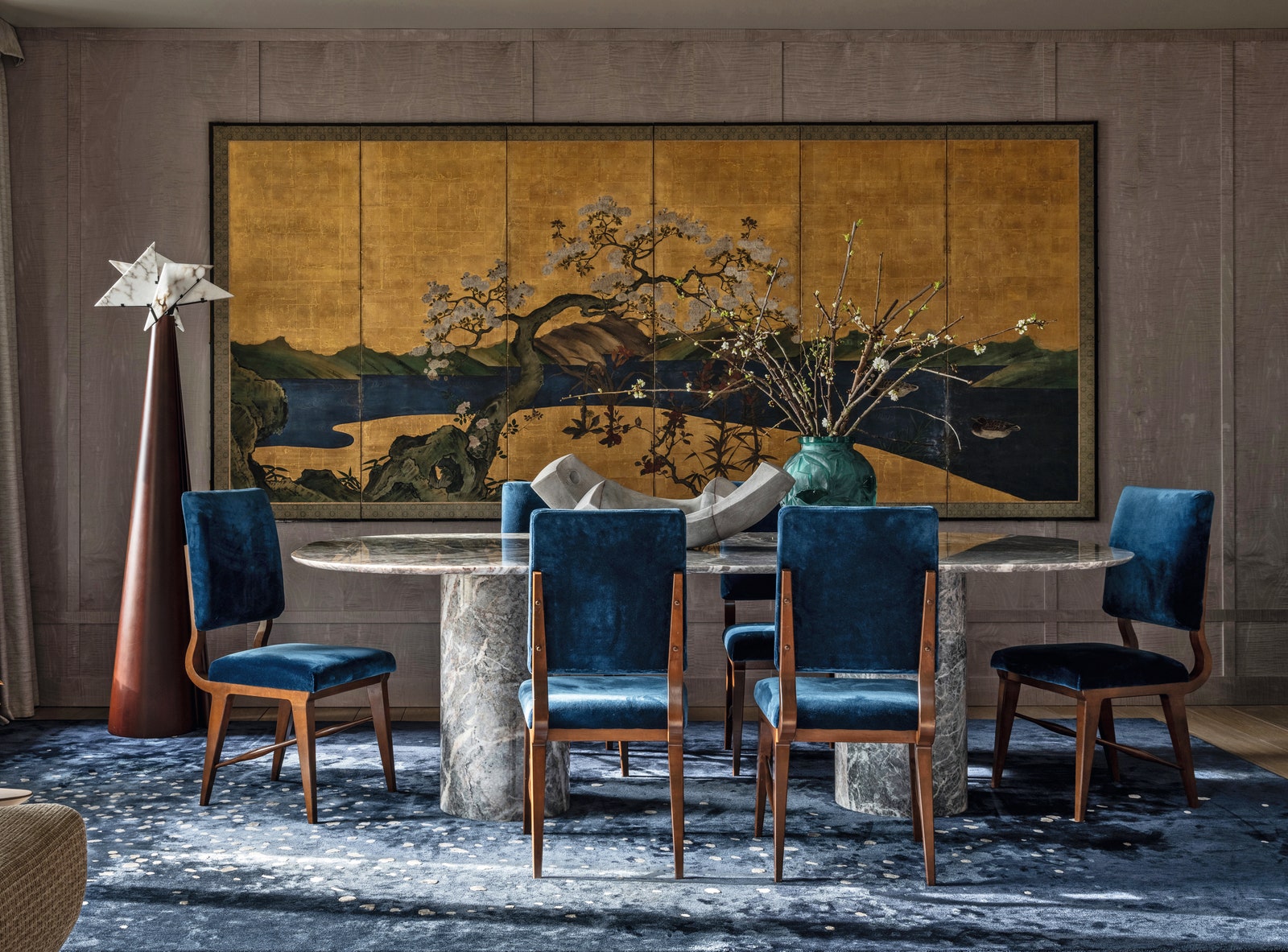 Столовая в таунхаусе оформленном дизайнером Ираклием Зария. На стене японская ширма XVIII века. Фоном ей служат панели...