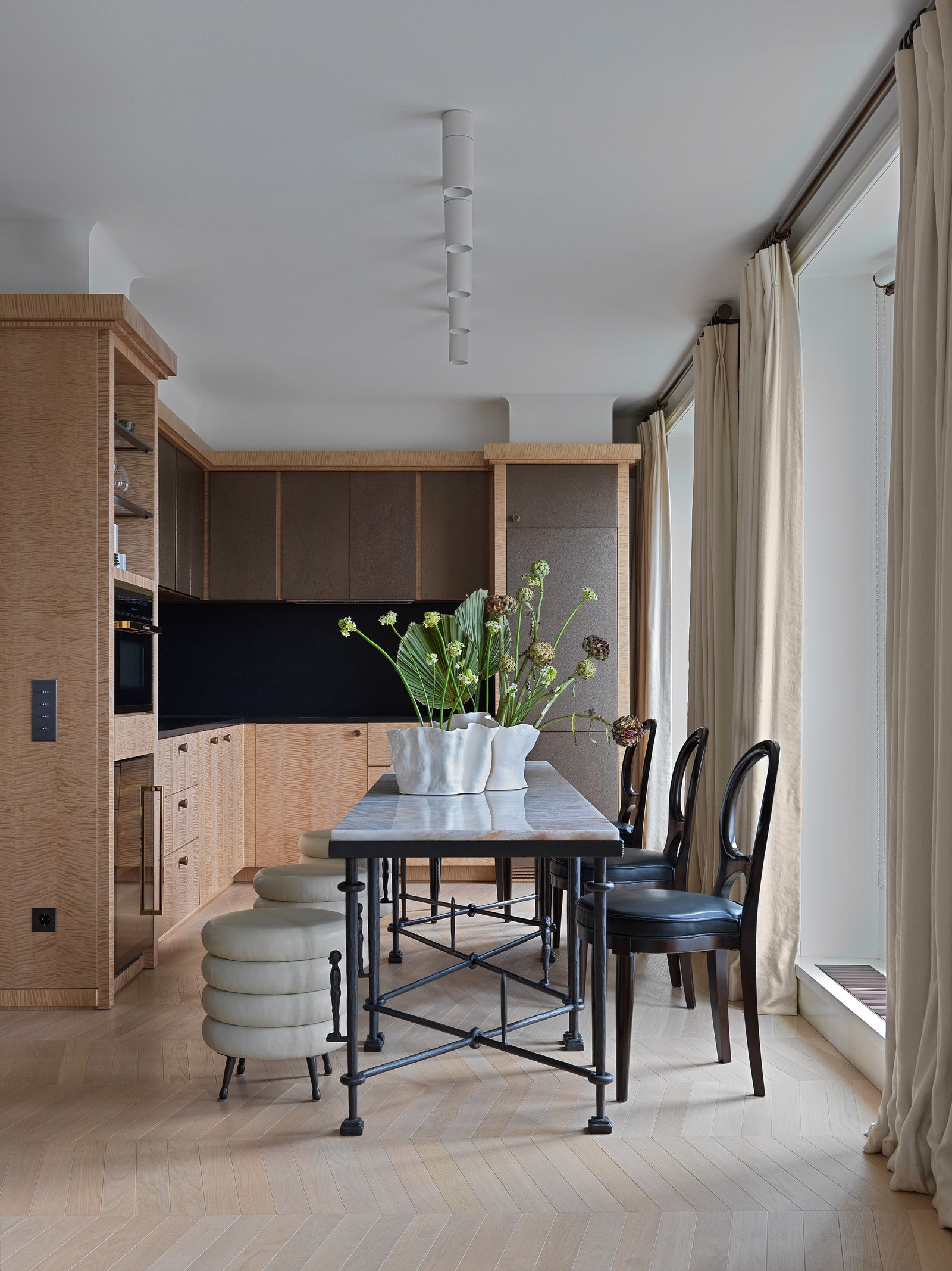 Квартира в СанктПетербурге спроектированная и оформленная бюро Copper  Tin. Кухонный гарнитур Simonetto стол сделан на...