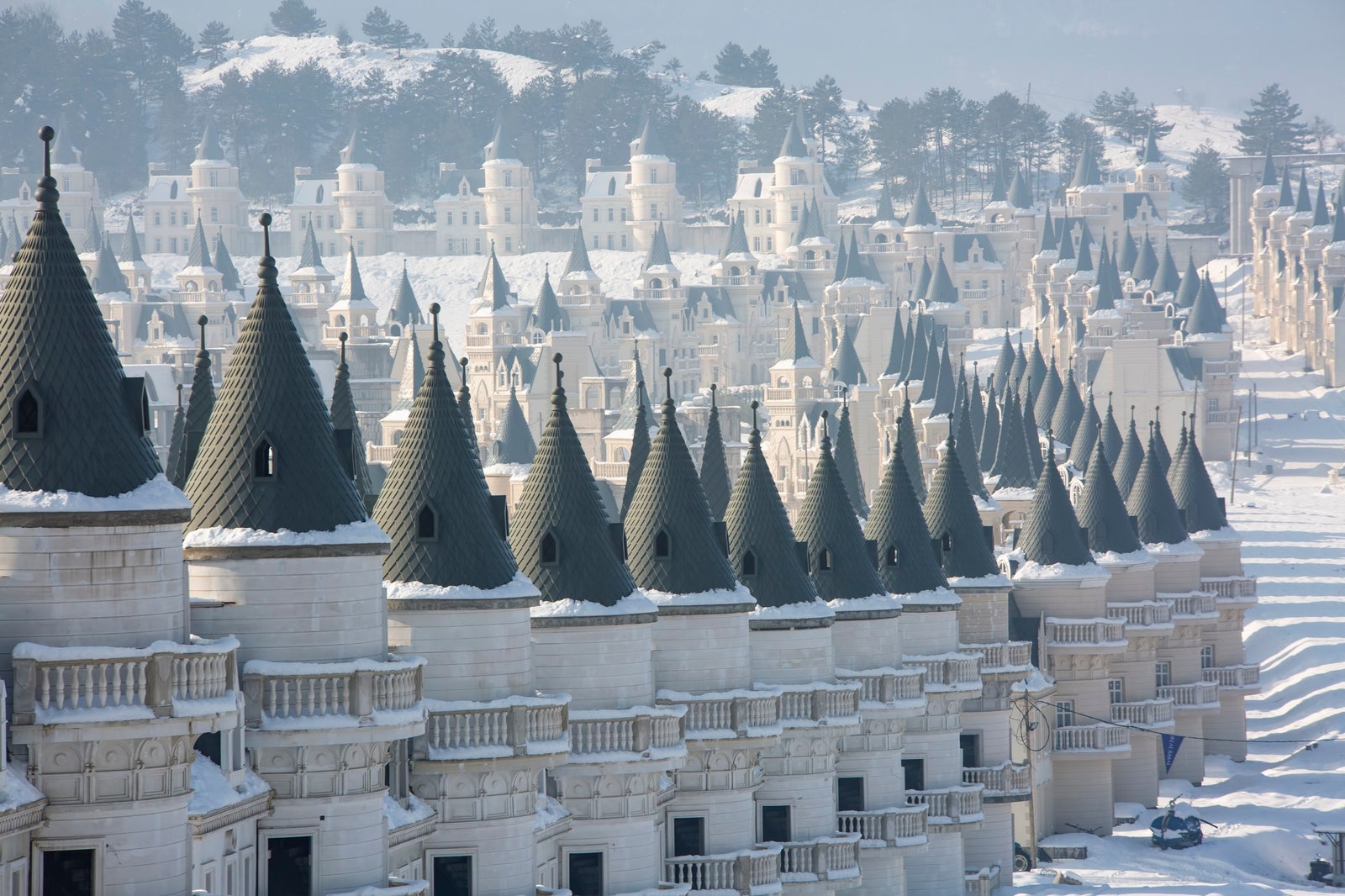 Чуть припорошенный снего БурджаальБабас еще больше напоминает сказочный городок.
